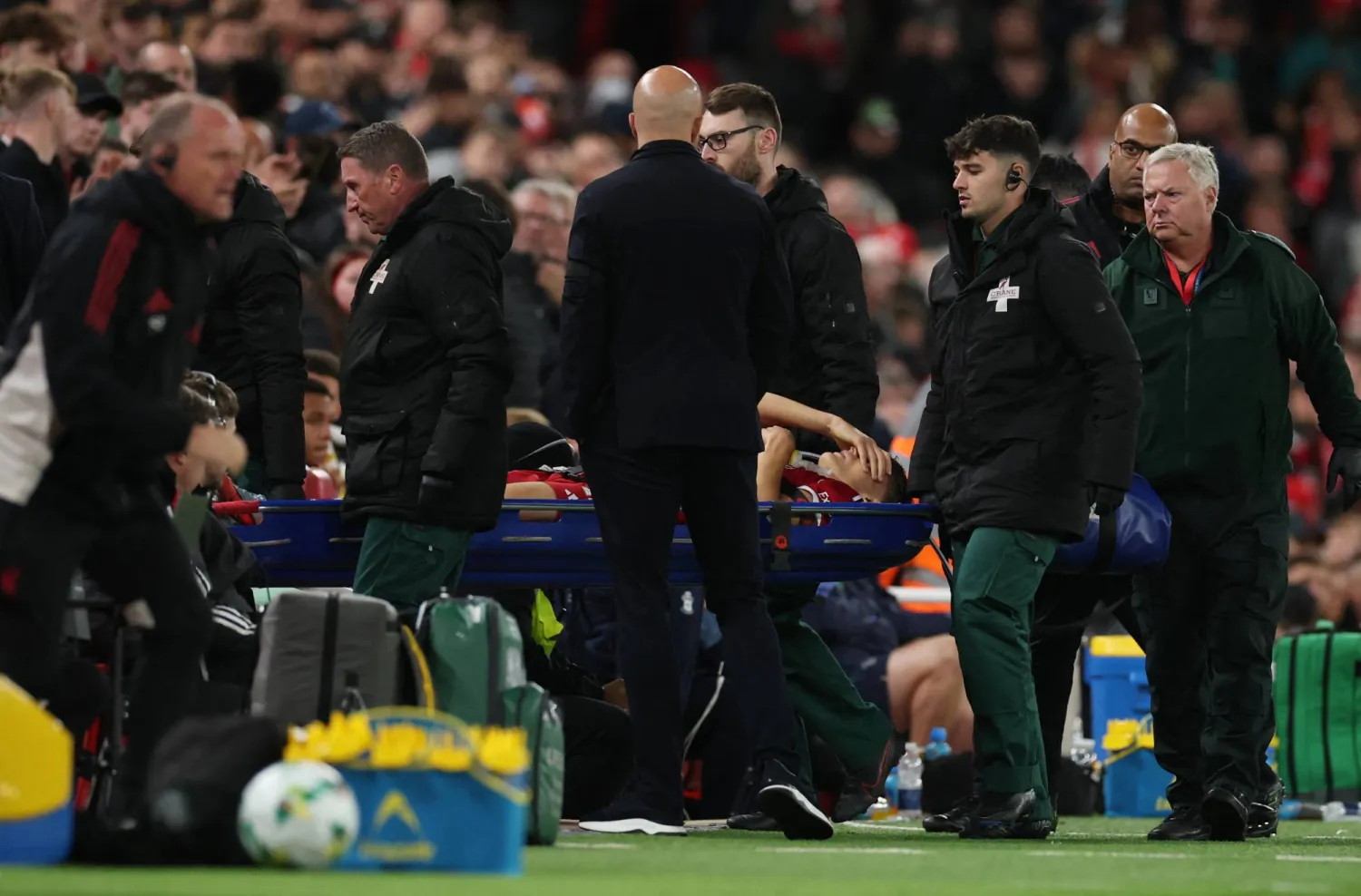 ليوني على النقالة الطبية بعد تعرضه للإصابة (رويترز)