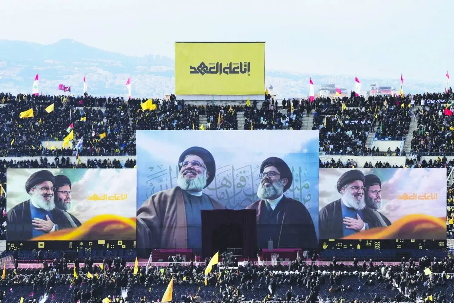 Geçtiğimiz şubat ayında Beyrut'taki Spor Şehrinde düzenlenen cenaze töreninde Nasrallah ve Safiyuddin fotoğrafı (Reuters)