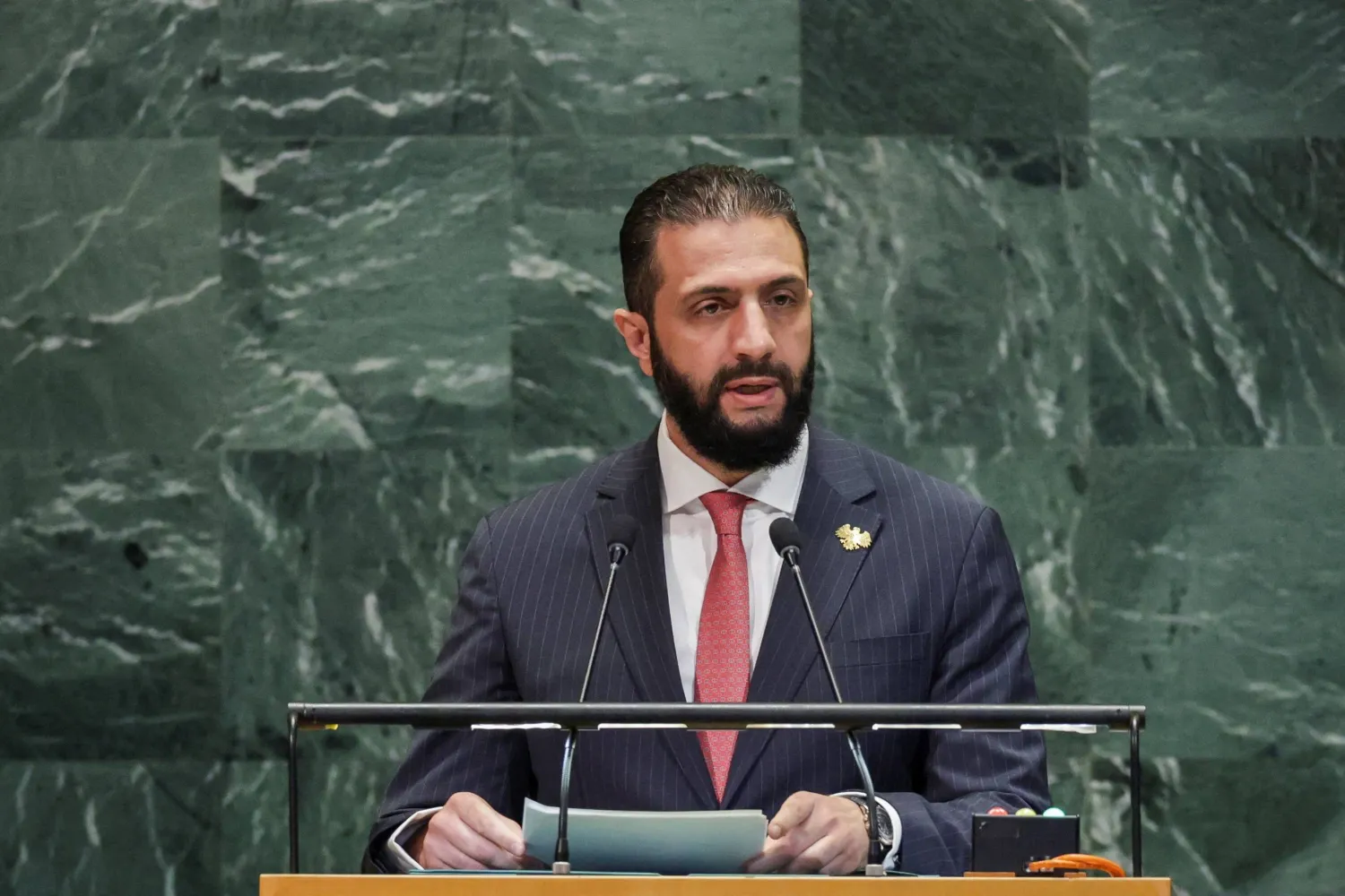 الرئيس السوري أحمد الشرع لدى إلقاء خطابه أمام الجمعية العمومية للأمم المتحدة أمس (رويترز)