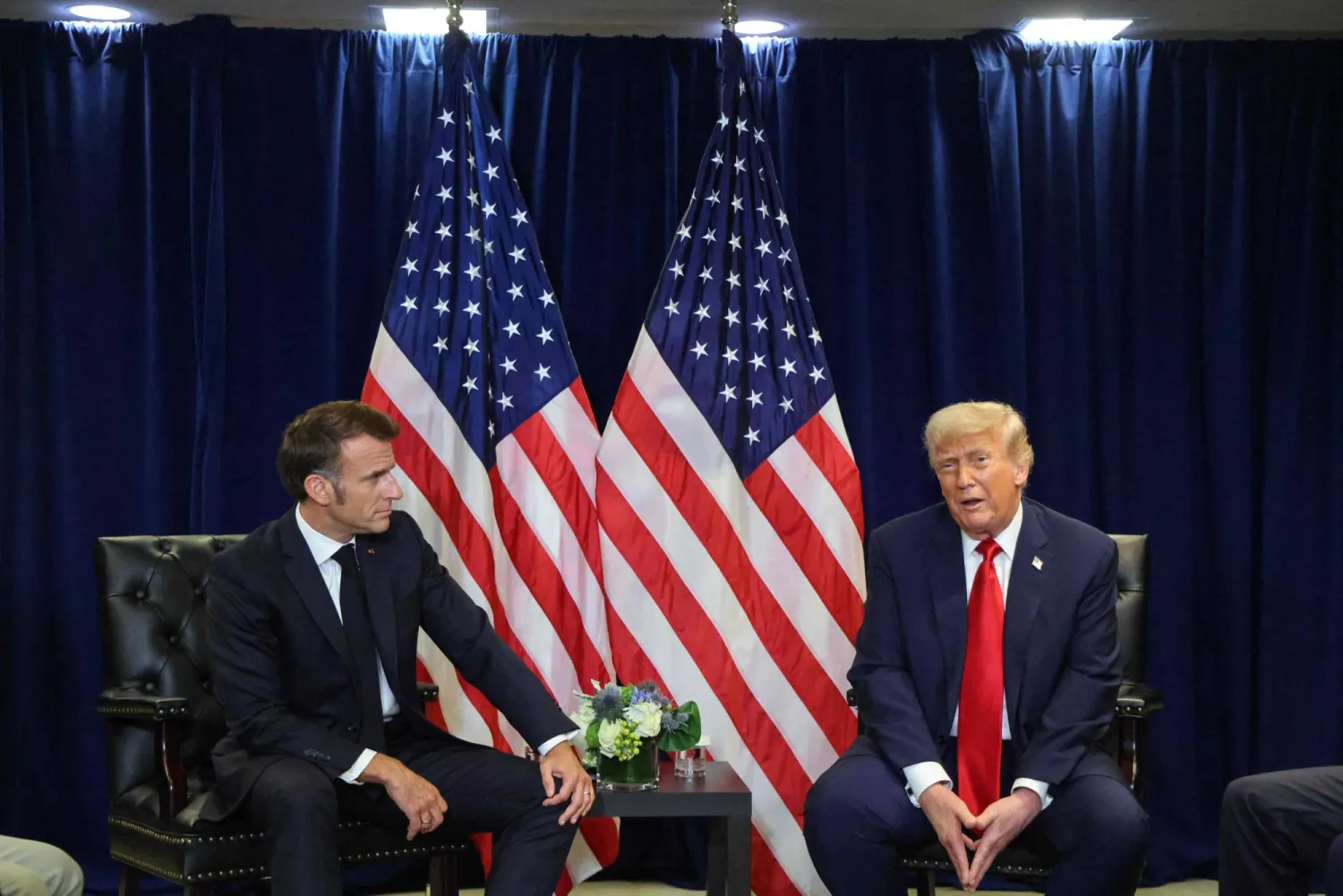 الرئيس الأميركي دونالد ترمب يلتقي نظيره الفرنسي إيمانويل ماكرون على هامش اجتماعات الجمعية العامة للأمم المتحدة في نيويورك يوم 23 سبتمبر 2025 (أ.ف.ب)