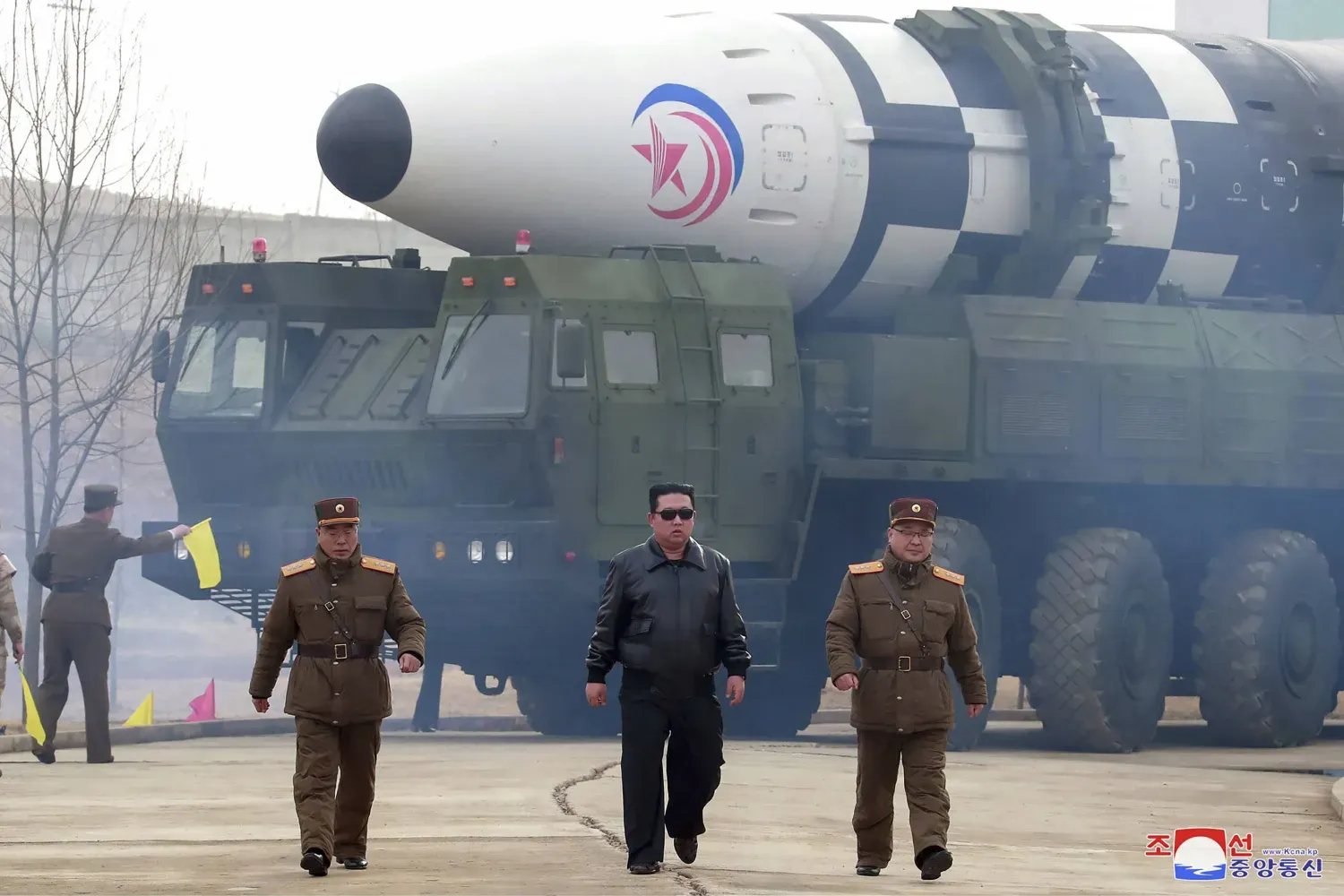 Kuzey Kore lideri Kim Jong-un'un kıtalararası balistik füzenin yanında dururken çekilmiş arşiv fotoğrafı (AP)
