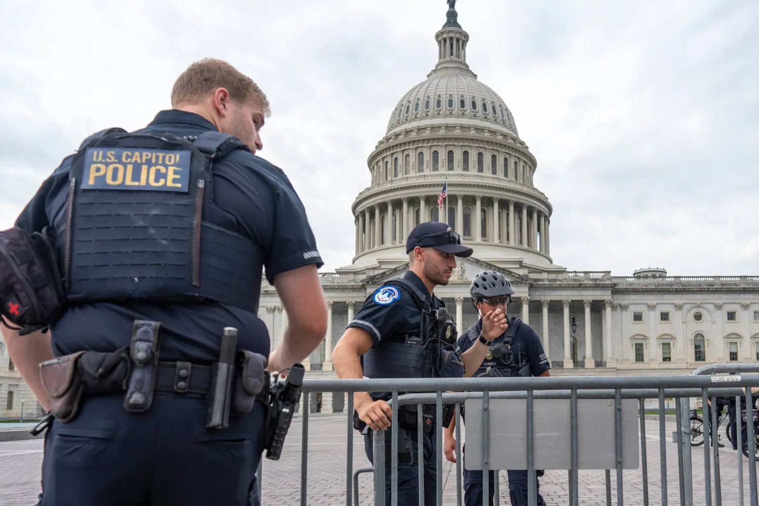 ضباط شرطة الكابيتول يُعدّلون الحواجز الأمنية حول الساحة الشرقية في مبنى الكابيتول (أ.ب)