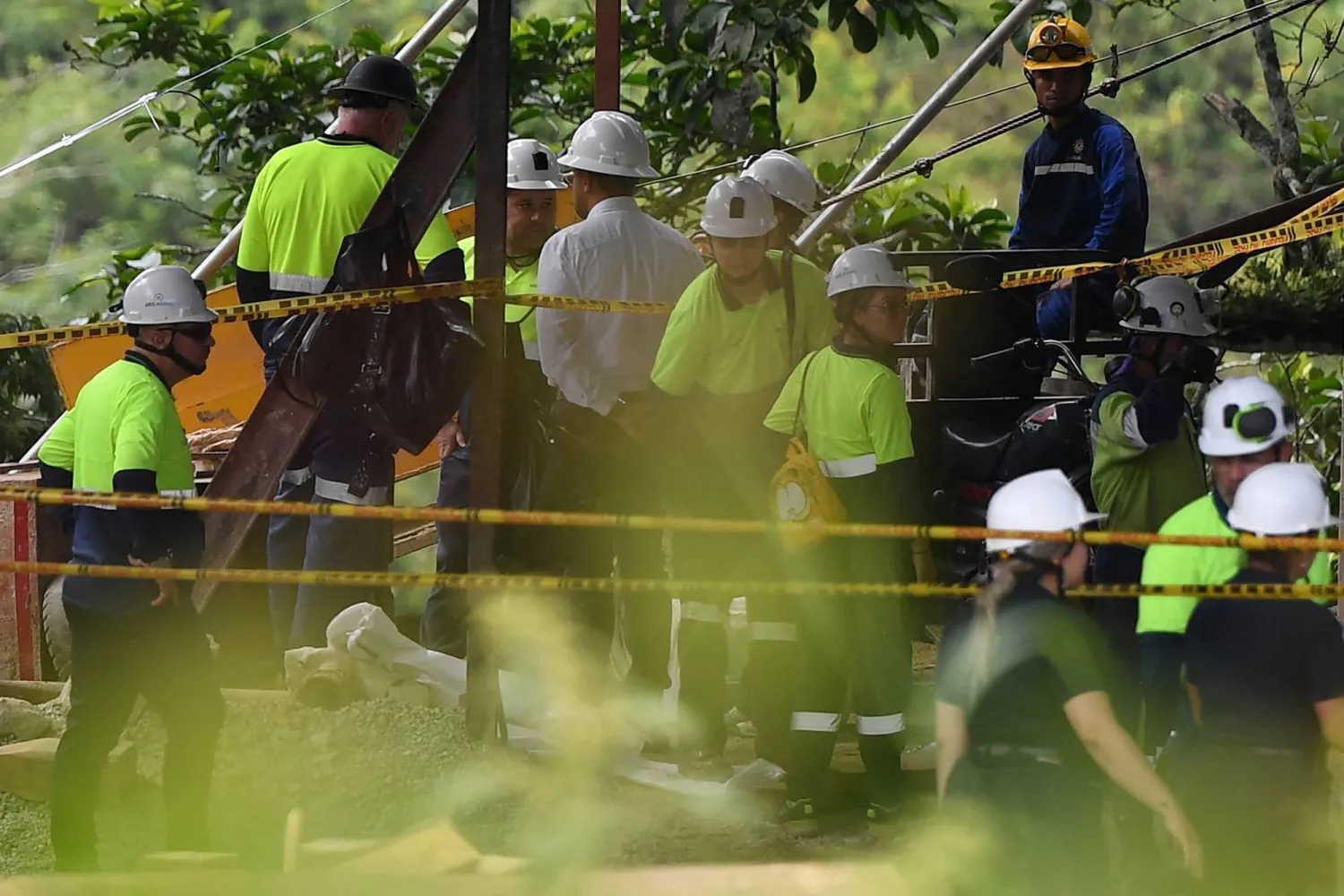 عناصر الإنقاذ يشاركون في عمليات البحث عن العمال الـ23 الذين كانوا محاصَرين داخل منجم ذهب في مدينة سيغوفيا (أ.ف.ب)