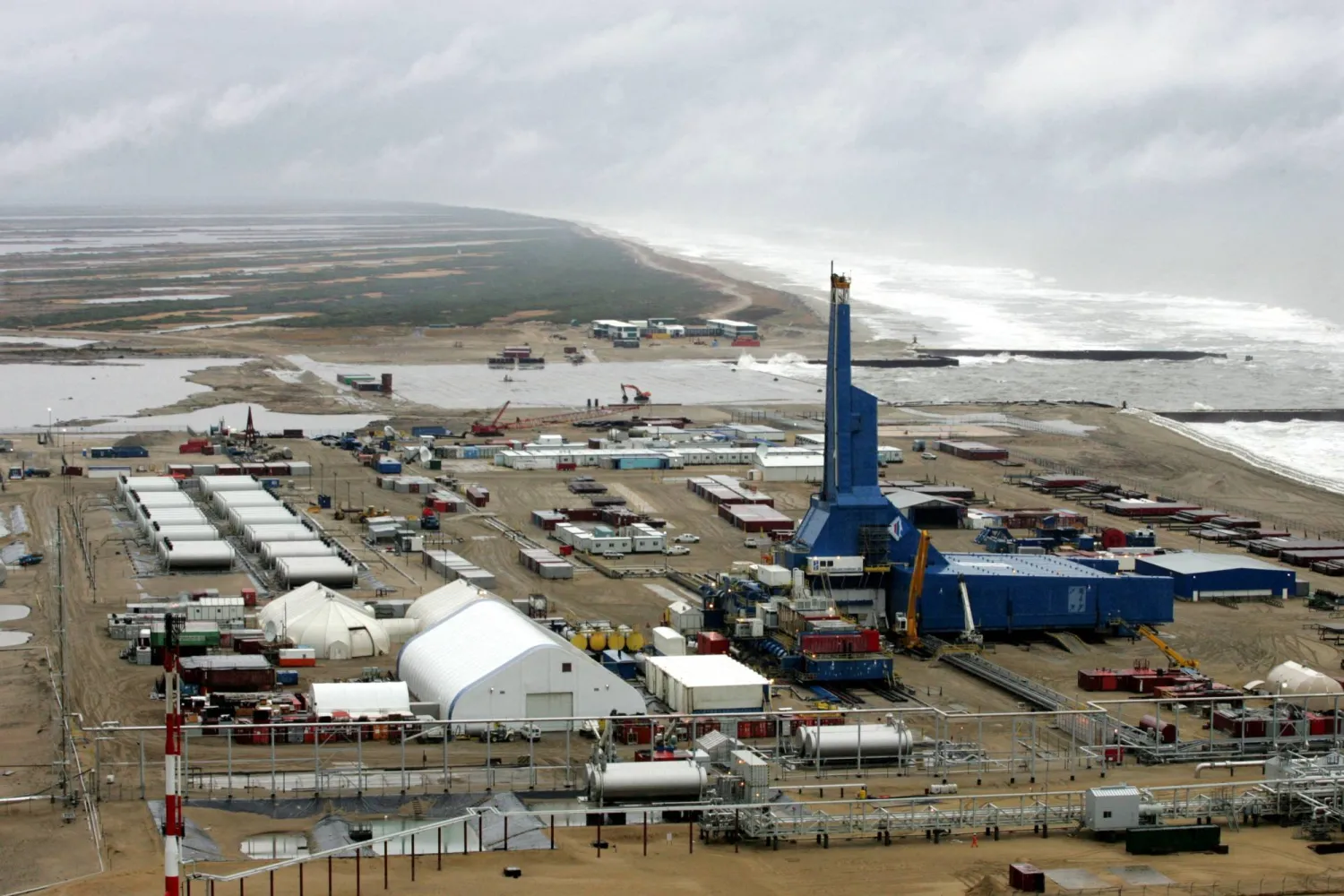 FILE PHOTO: An aerial view shows the Yastreb (Hawk) land rig at Sakhalin-1's Chaivo field, some 1,000 km (621 miles) north of Yuzhno Sakhalinsk on October 10, 2006. REUTERS/Sergei Karpukhin/File Photo