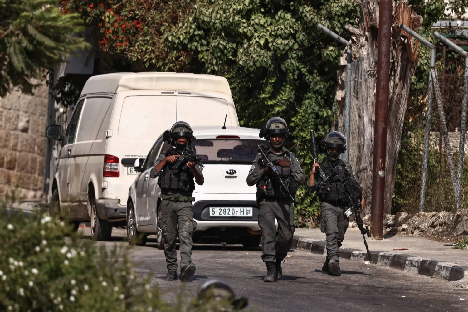 جنود إسرائيليون خلال دورية في رام الله (أ.ف.ب)