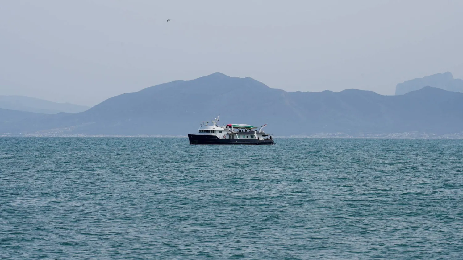 إحدى سفن «أسطول الصمود العالمي» المتجه لقطاع غزة وهي بالقرب من العاصمة التونسية يوم الأحد (رويترز)