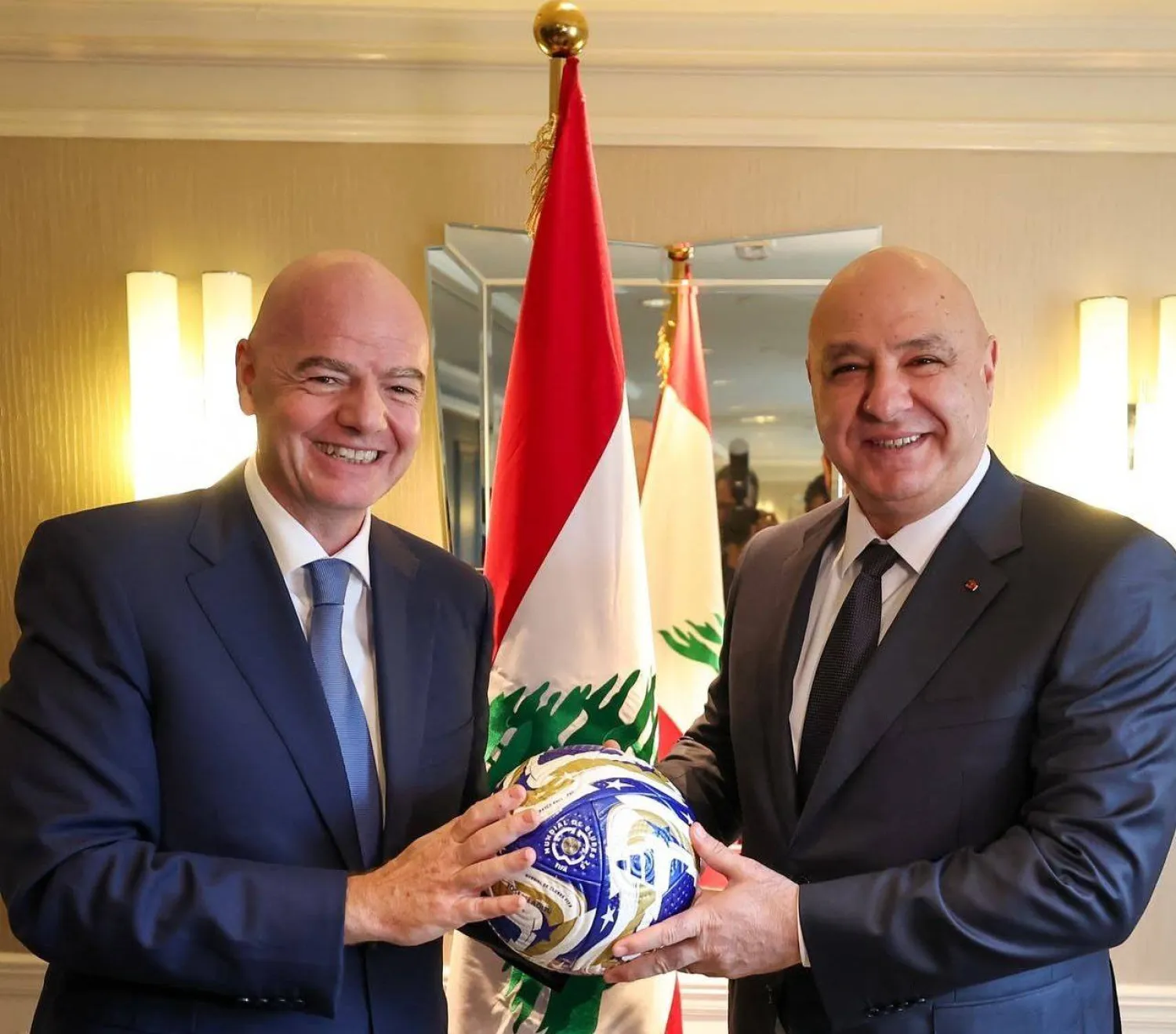 الرئيس اللبناني العماد جوزيف عون لدى استقباله إنفانتينو (الاتحاد اللبناني لكرة القدم)