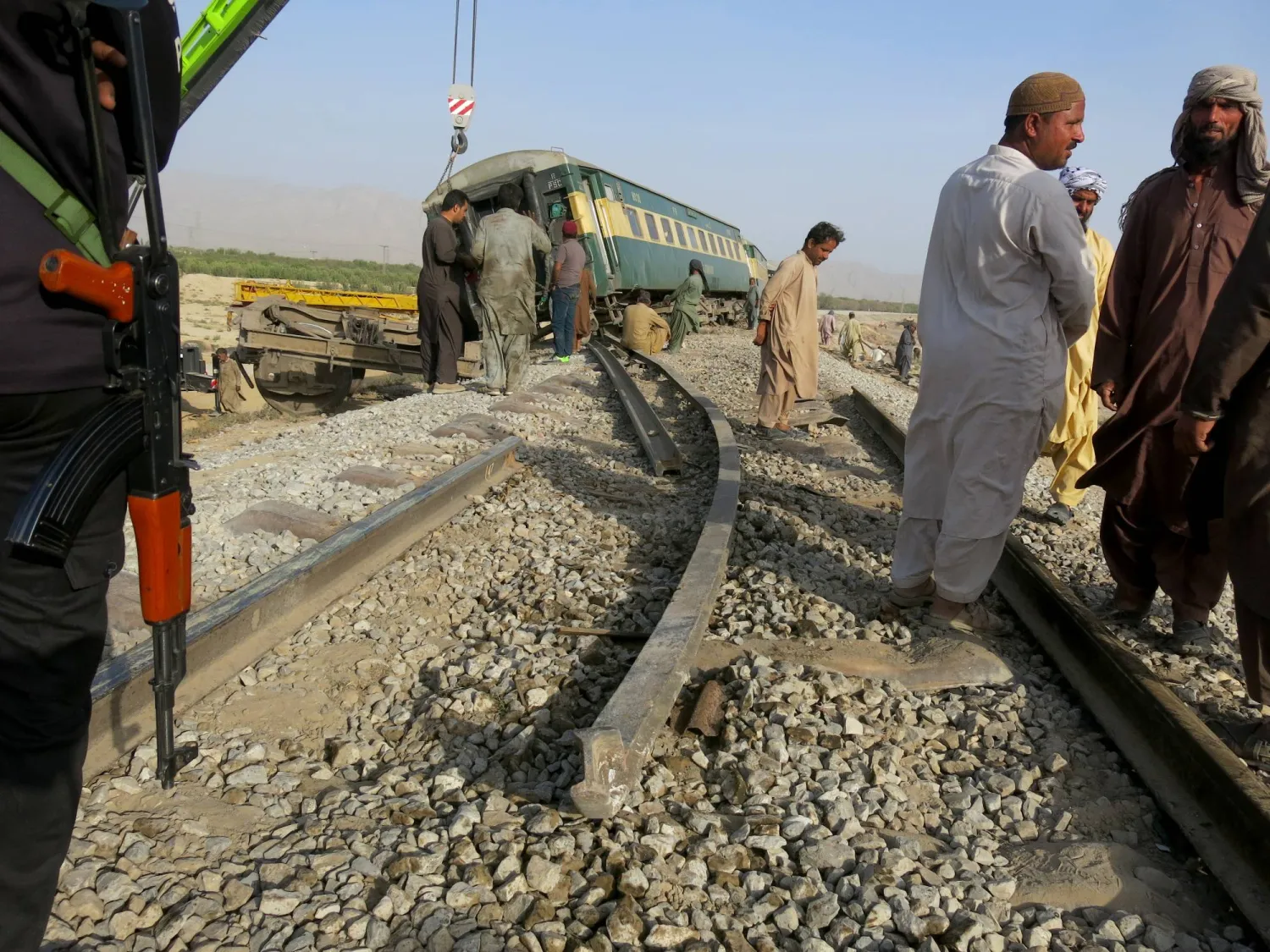 أشخاص يتفقدون موقع انفجار بعبوة ناسفة بدائية الصنع استهدف قطار «جعفر إكسبريس» بمنطقة دشت - بلوشستان الثلاثاء 24 سبتمبر 2025 ما أدى إلى خروج 4 عربات عن مسارها وإصابة ما يقرب من 12 راكباً (إ.ب.أ)