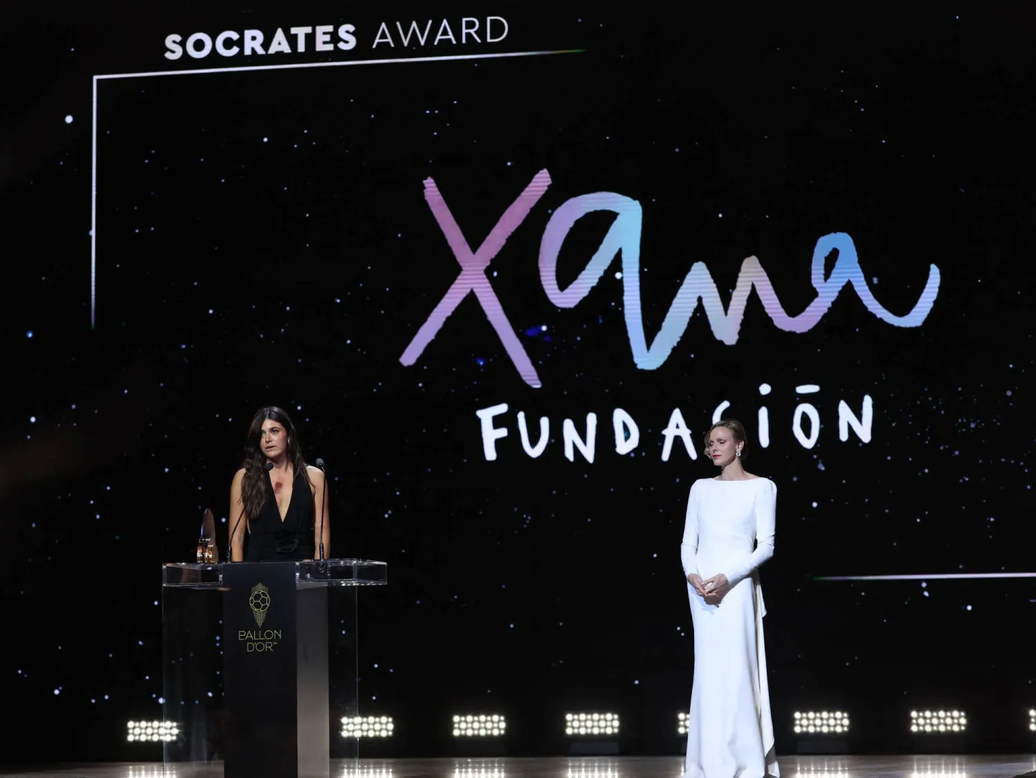 قدمت الأميرة جائزة "سقراط" لمؤسسة "Xana"، التي أسسها المدرب الإسباني لويس إنريكي وزوجته إلينا كوييل تكريمًا لابنتهما
(أ.ف.ب) 