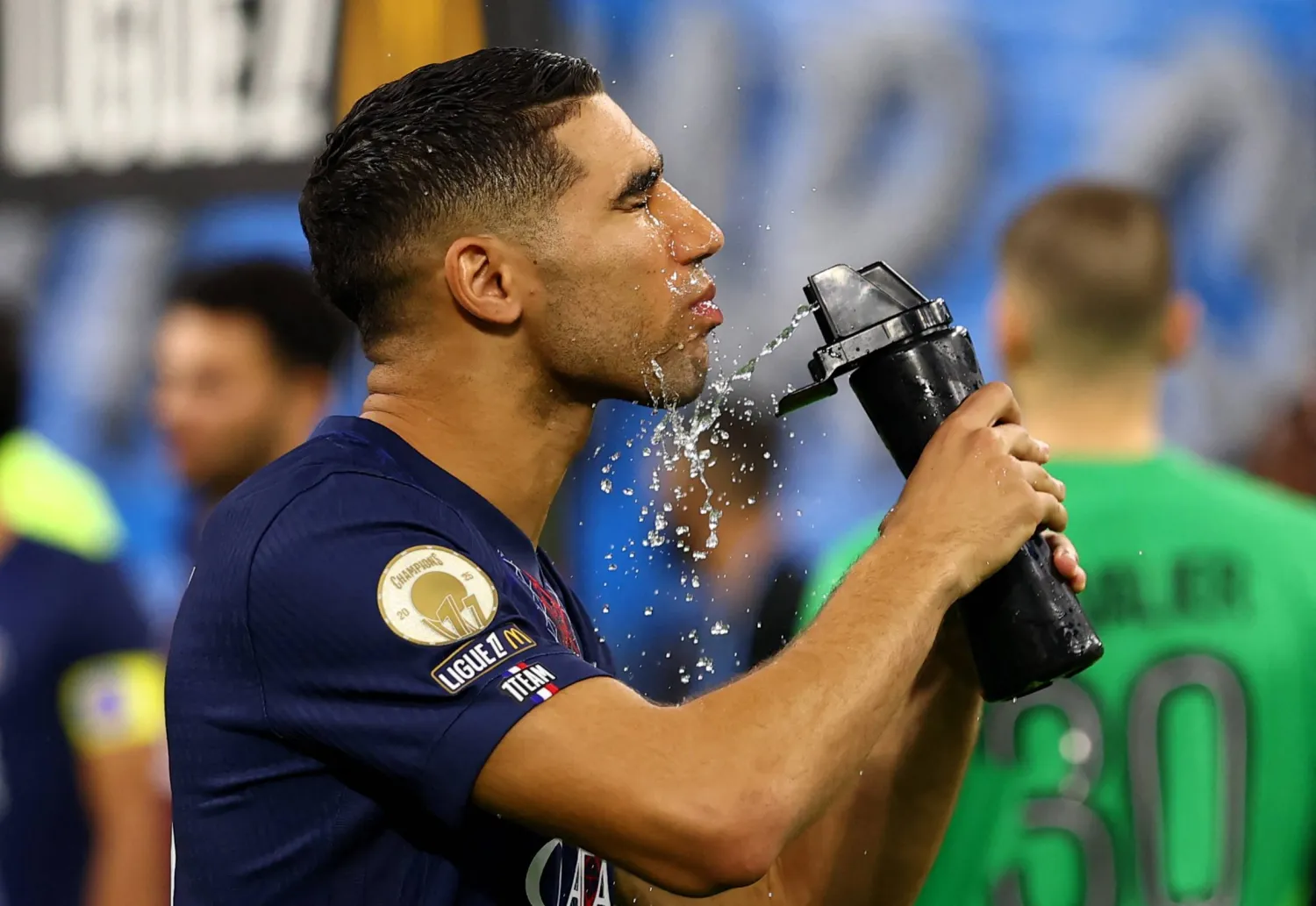 أشرف حكيمي من مواجهة أولمبيك مارسيليا ضد باريس سان جيرمان في ملعب أورانغ فيلودروم (رويترز)