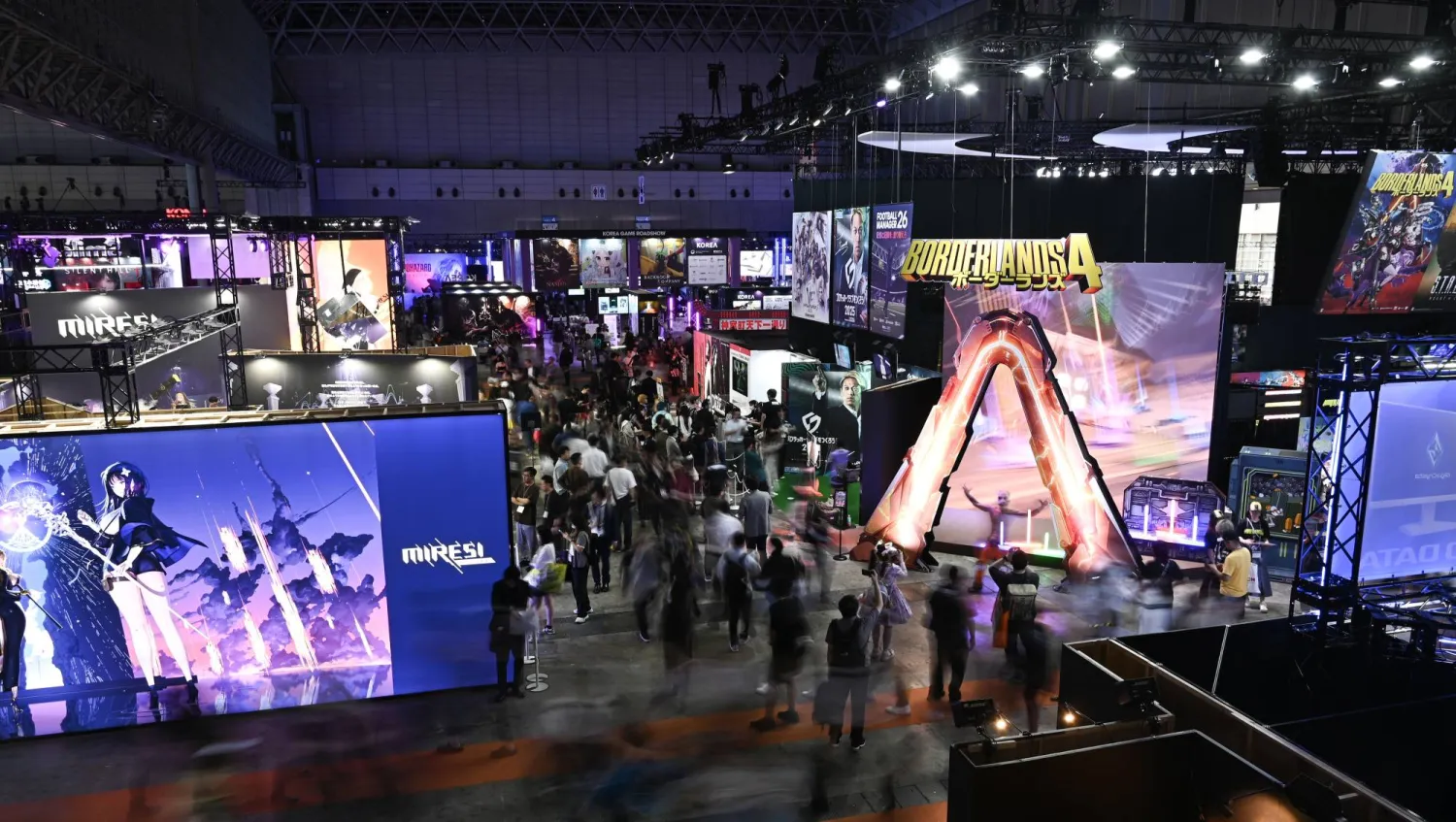 زوار في معرض طوكيو للألعاب بالعاصمة اليابانية (إ.ب.أ)