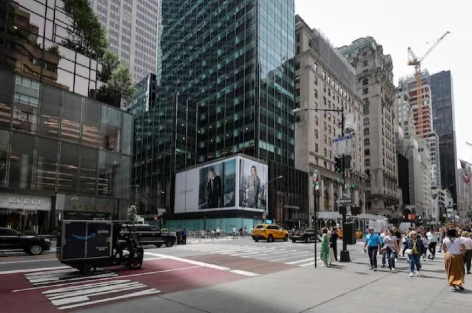 مارّة بجانب متجر في شارع «فيفث أفينيو»... (رويترز)