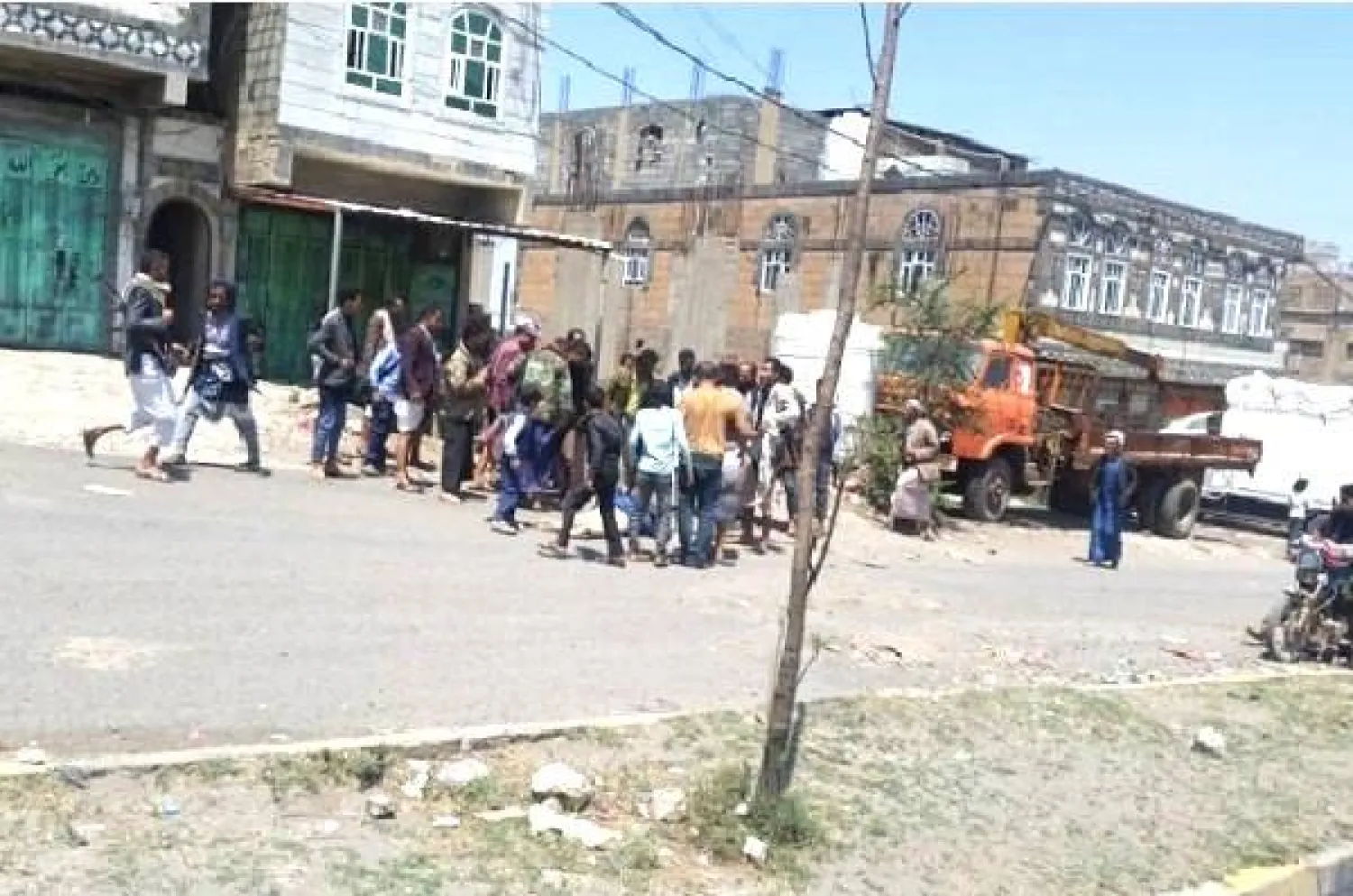 تجمع يمنيين عقب إلقاء قنبلة يدوية قتلت وأصابت 15 شخصاً في إب (إكس)