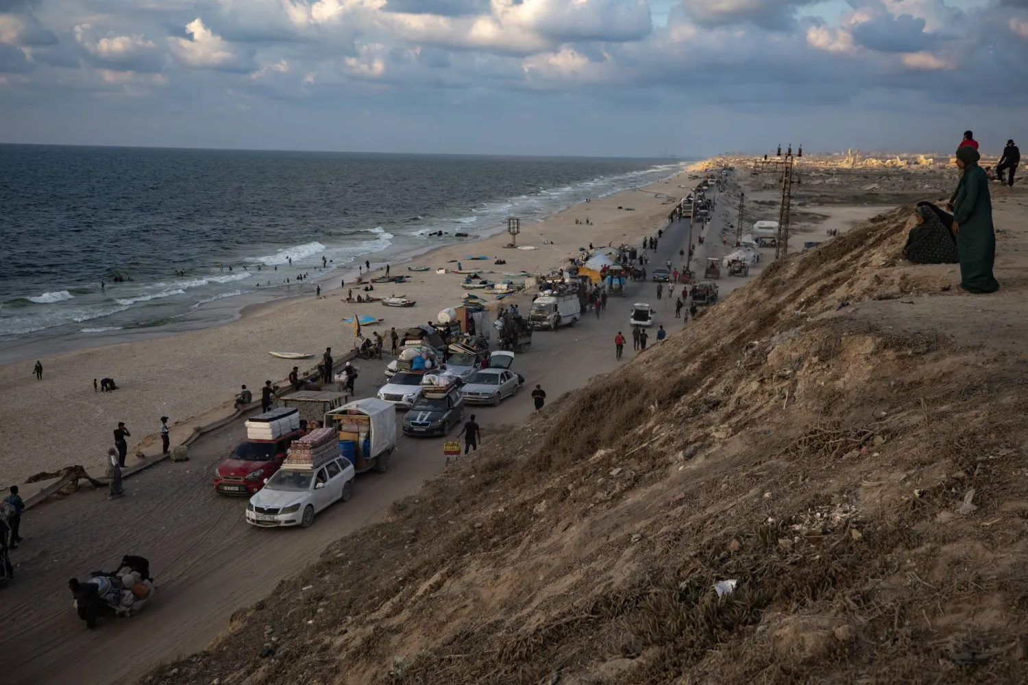 نزوح 700 ألف فلسطيني من مدينة غزة نحو الجنوب منذ تكثيف الجيش الإسرائيلي هجومه على كبرى مدن القطاع (إ.ب.أ)