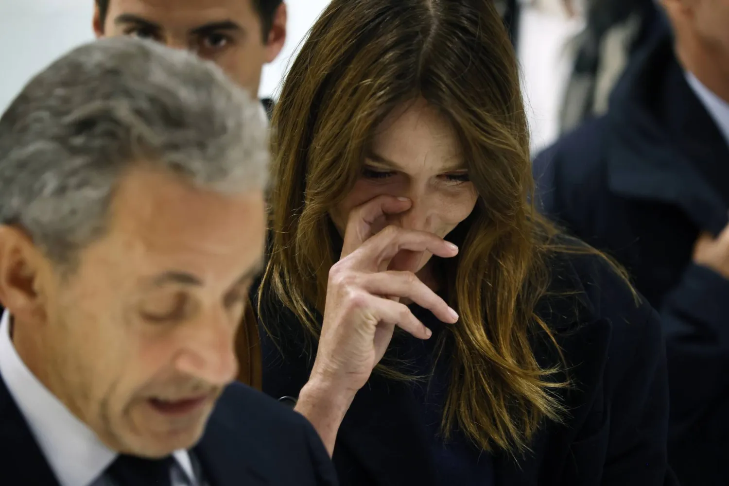 عارضة الأزياء والمغنية وكاتبة الأغاني السابقة كارلا بروني مع زوجها الرئيس الفرنسي الأسبق نيكولا ساركوزي (إ.ب.أ)