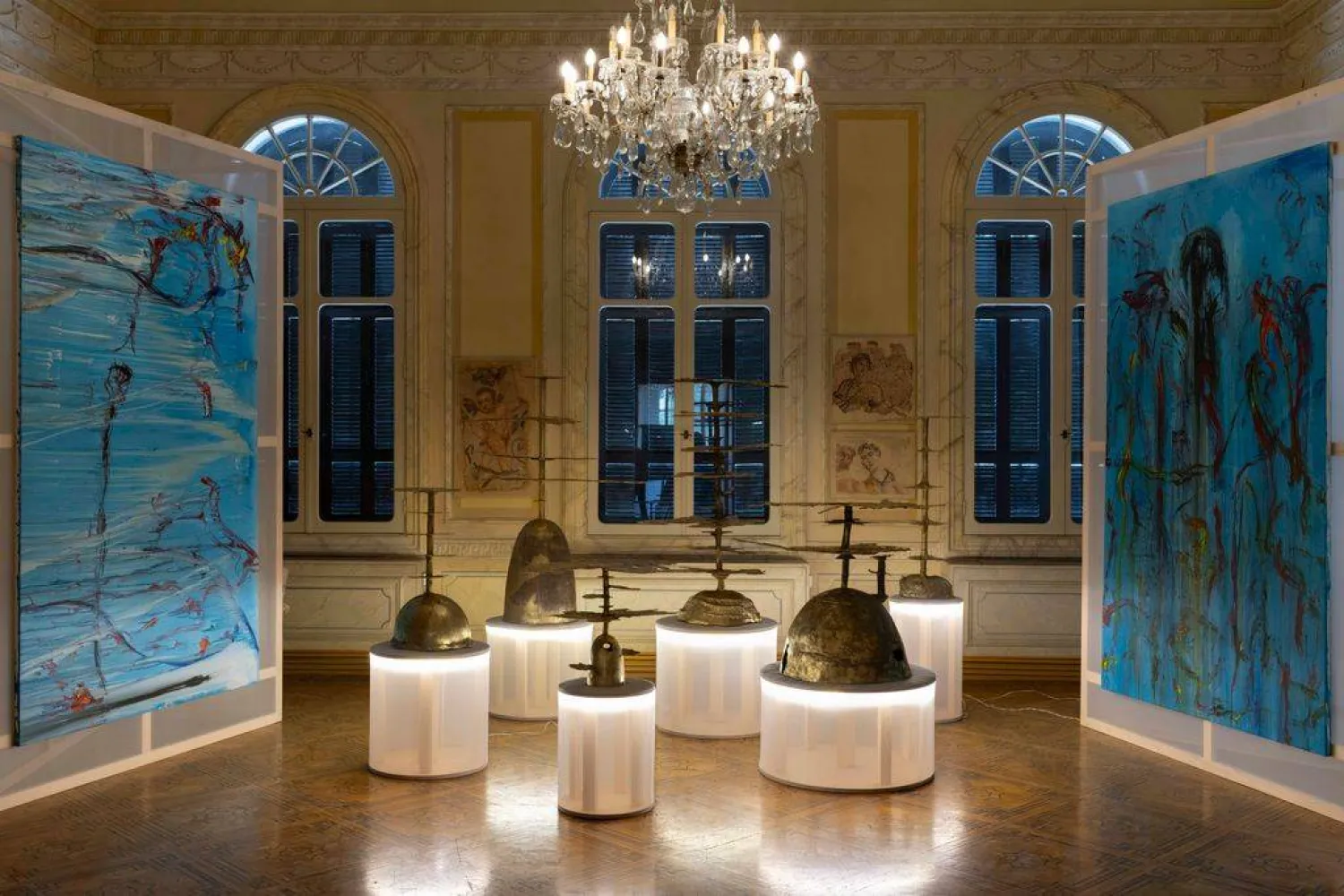 أشجار الحياة النحاسية تحيط بلوحات زرد (الجهة المنظمة)