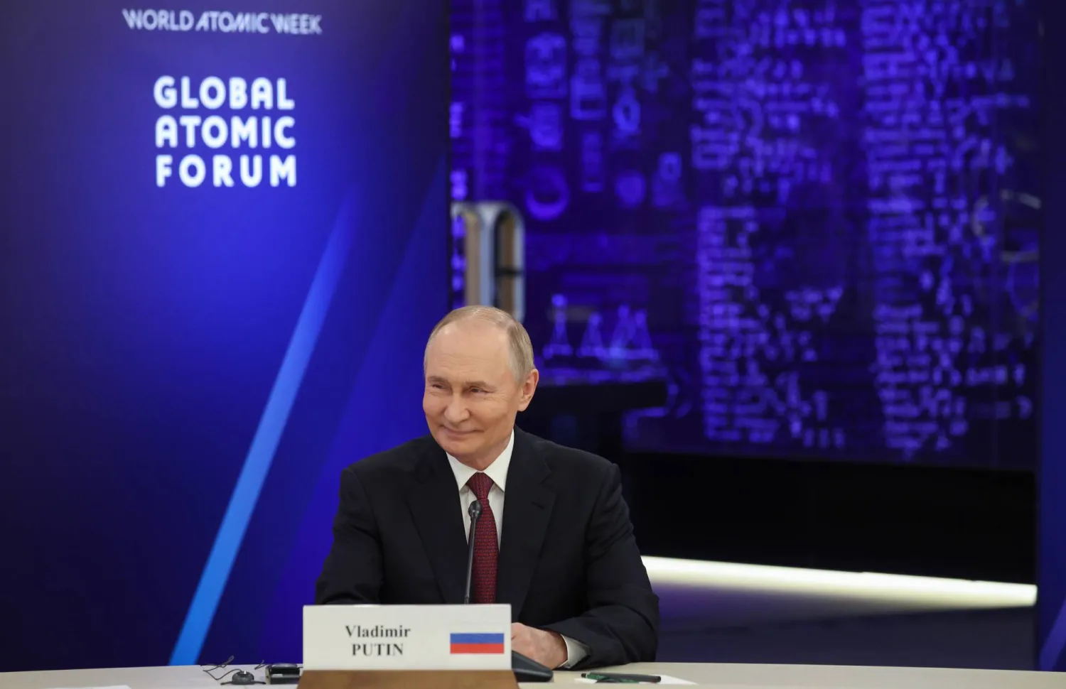 الرئيس الروسي فلاديمير بوتين يتحدث أمام المنتدى الدولي «أسبوع الذرة العالمي» في موسكو (إ.ب.أ)