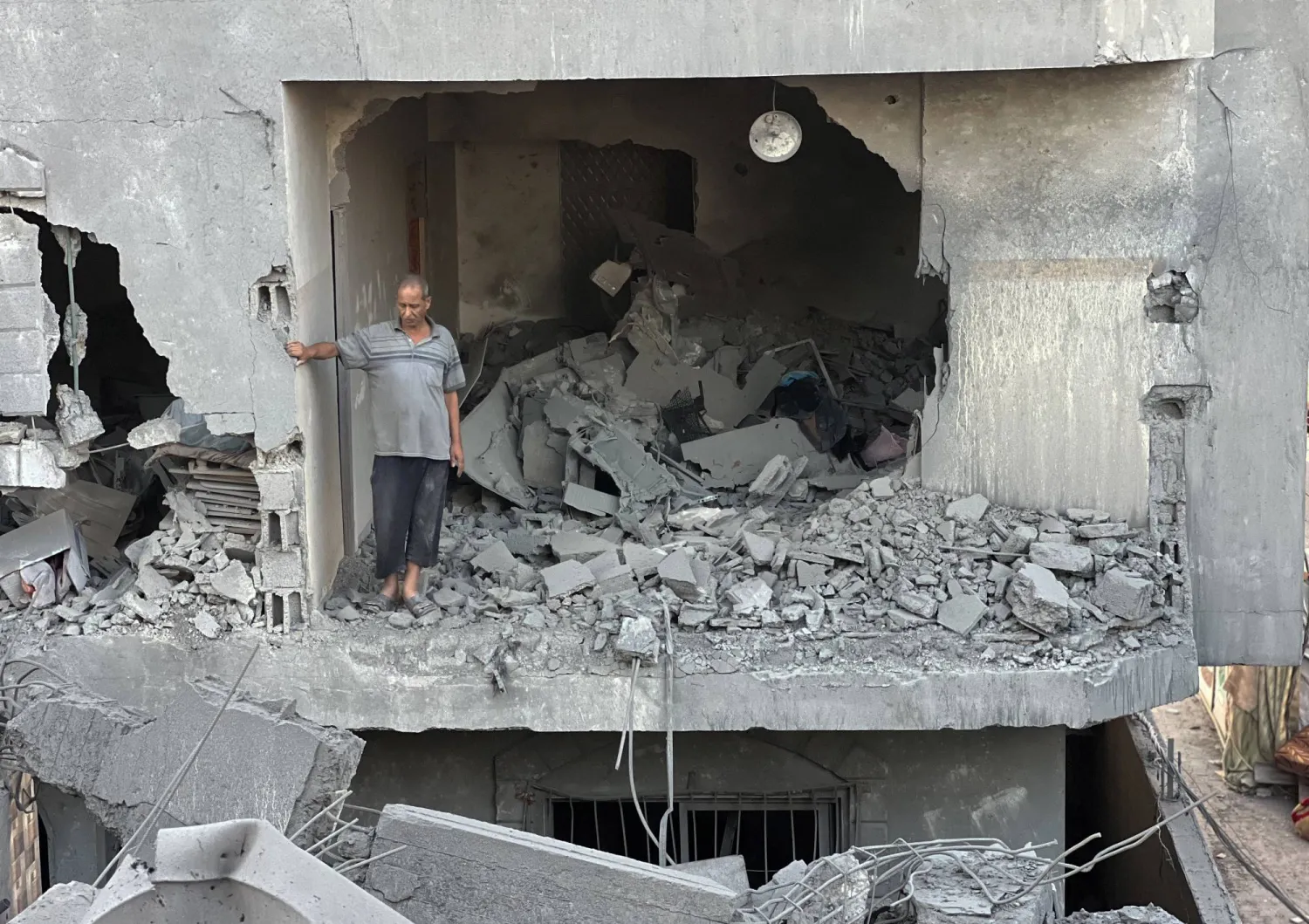 25 September 2025, Palestinian Territories, Nusairat: Palestinians inspect the damage caused by an Israeli airstrike on the Nuseirat refugee camp in the central Gaza Strip. Photo: Belal Abu Amer/APA Images via ZUMA Press Wire/dpa