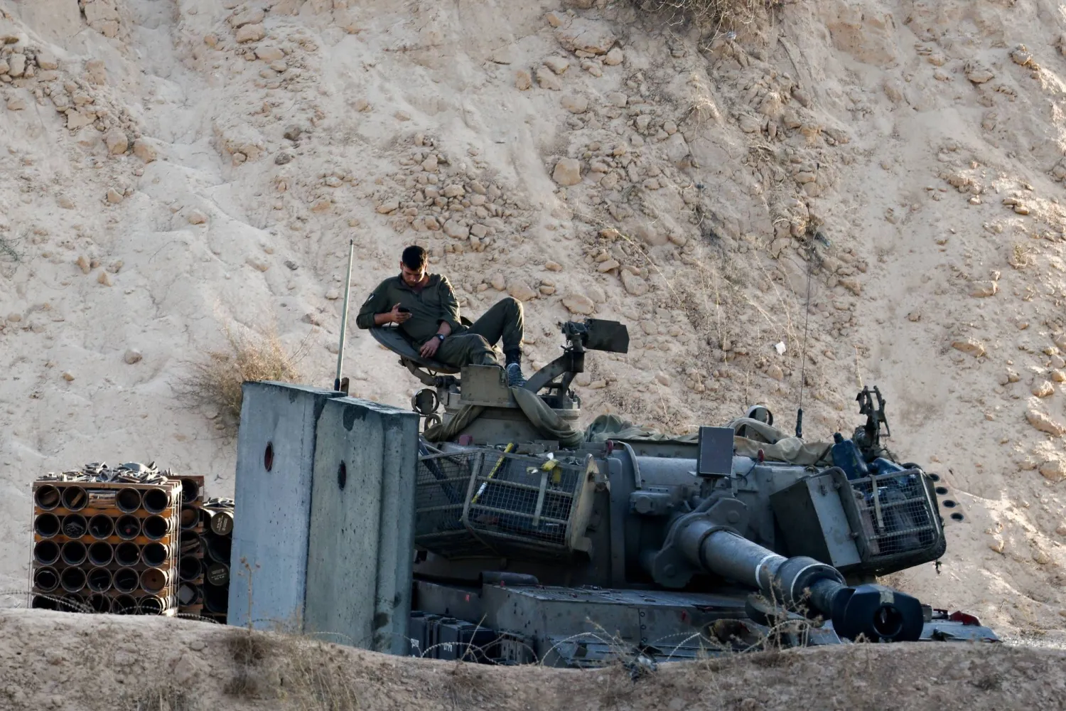 جنود إسرائيليون على متن آلية مدرعة تابعة لوحدة المدفعية قرب الحدود مع قطاع غزة يوم 23 سبتمبر 2025 (رويترز)