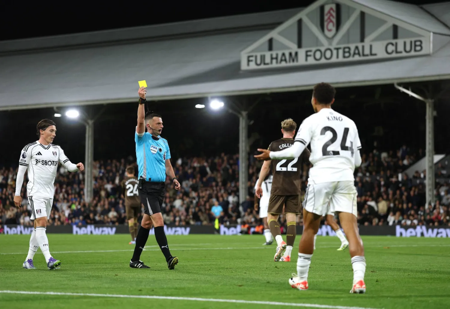 الحَكم مايكل أوليفر يشهر البطاقة الصفراء في وجه جوش كينغ لاعب فولهام بسبب «التمثيل» للحصول على ركلة جزاء (رويترز)