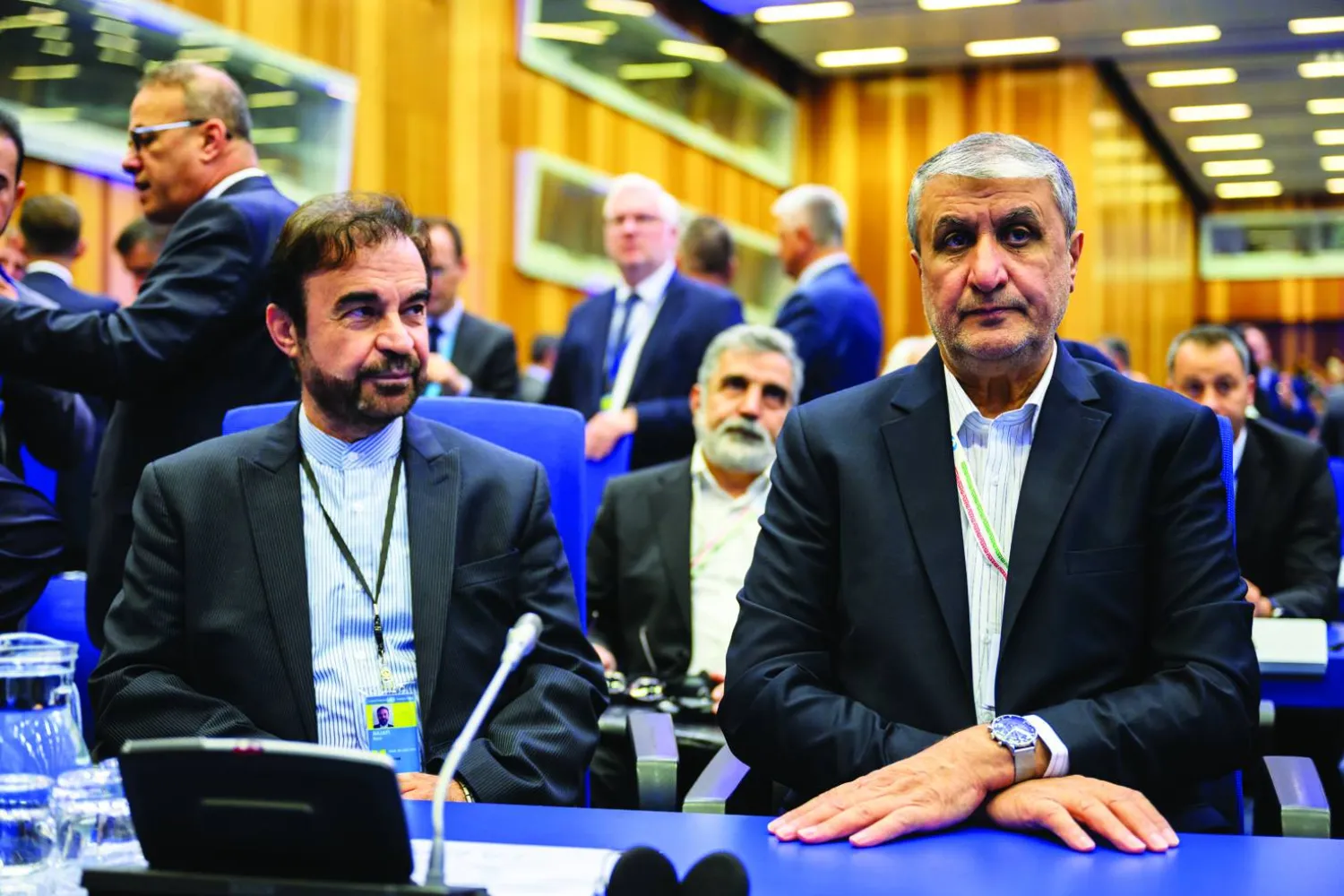 المندوب الدائم لإيران بالأمم المتحدة (فيينا) رضا نجفي (يسار) ورئيس وكالة الطاقة الذرية الإيرانية محمد إسلامي في فيينا 15 سبتمبر الحالي (إ.ب.أ)