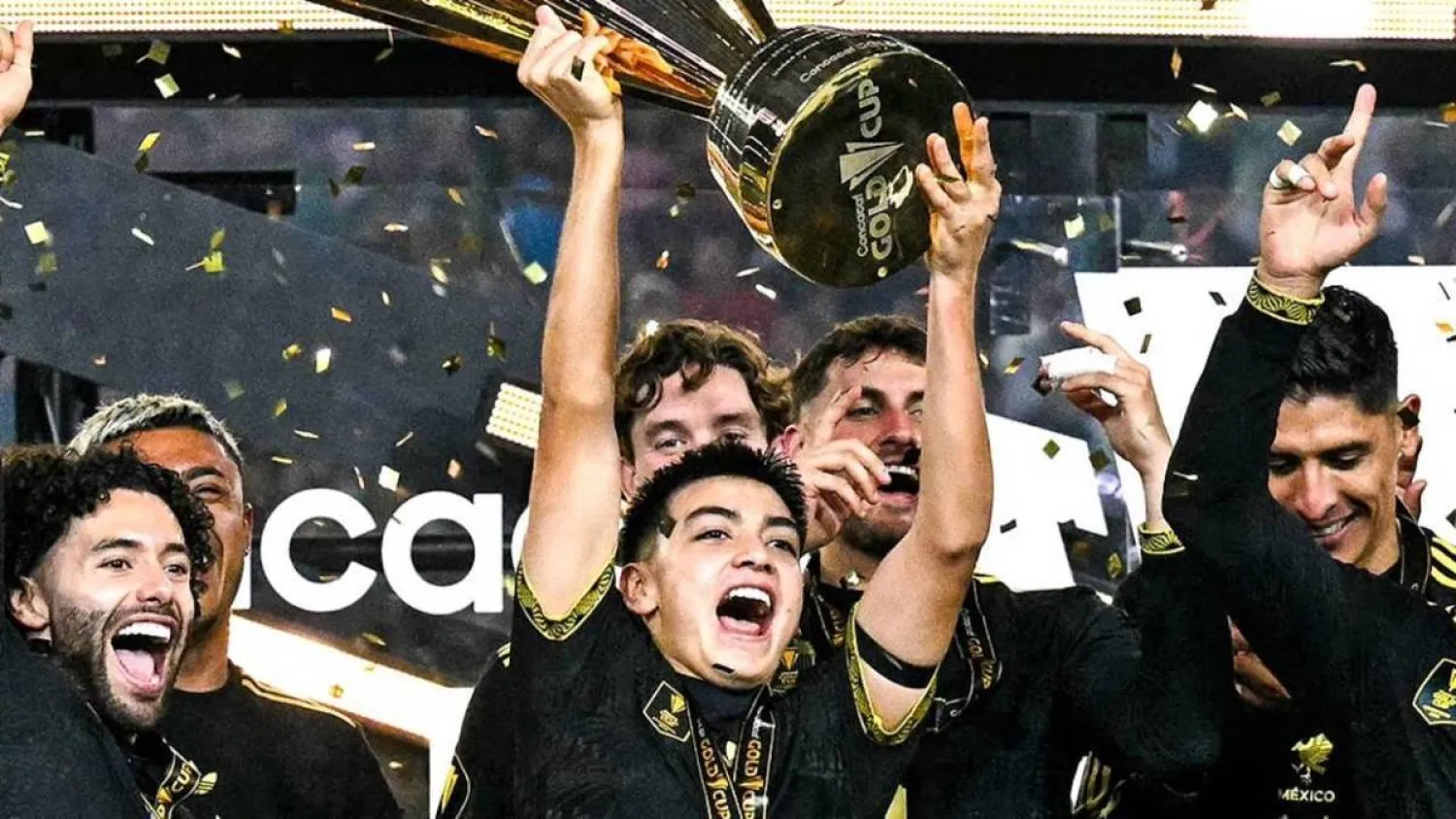 كان مورا يبلغ من العمر 16 عاماً و265 يوماً عندما شارك أساسياً مع منتخب المكسيك في نهائي كأس الكونكاكاف الذهبية (غيتي)