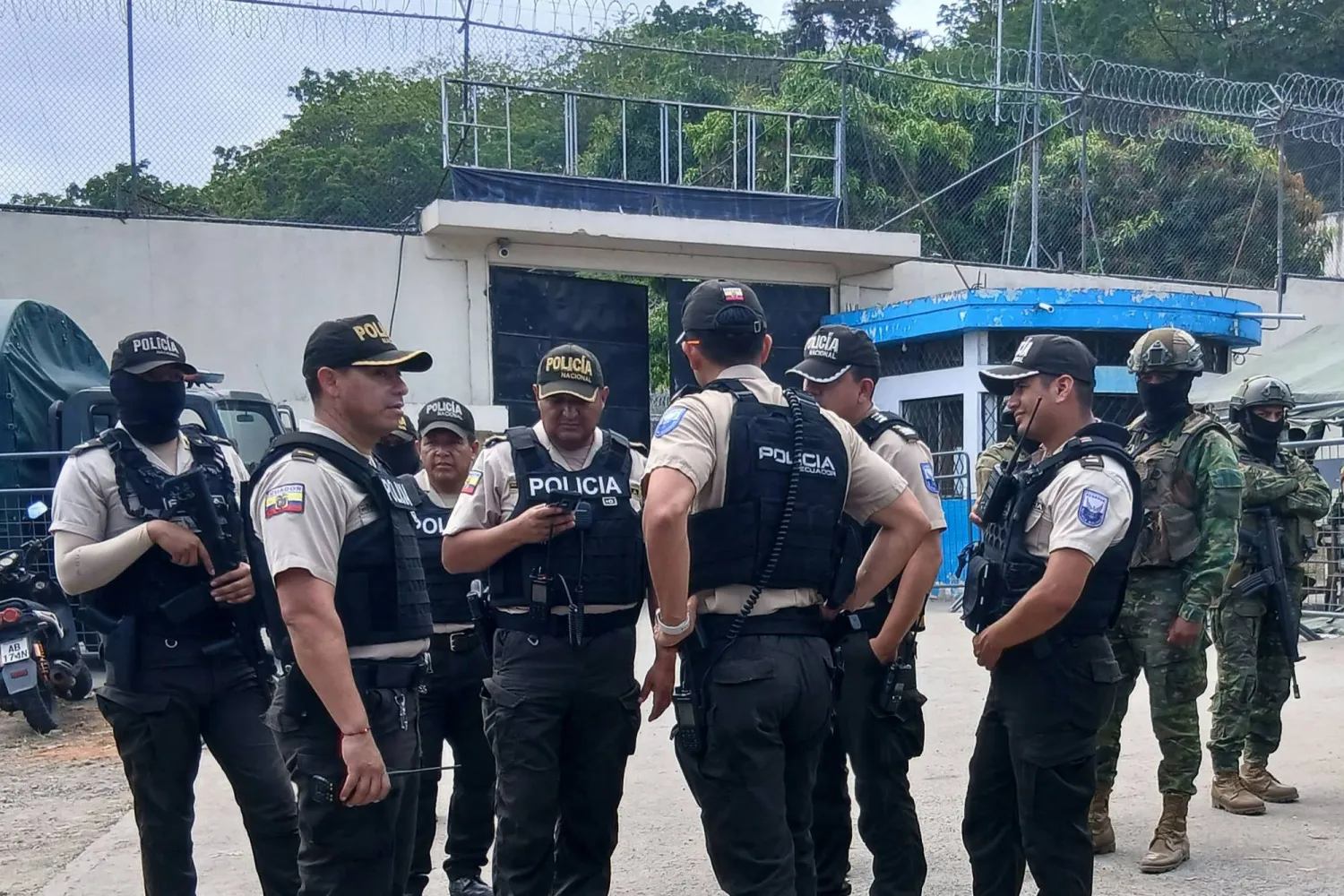 Police and military officers stand guard in front of a prison in Esmeraldas, Ecuador on September 25, 2025. (Photo by Antony QUINTERO / AFP)