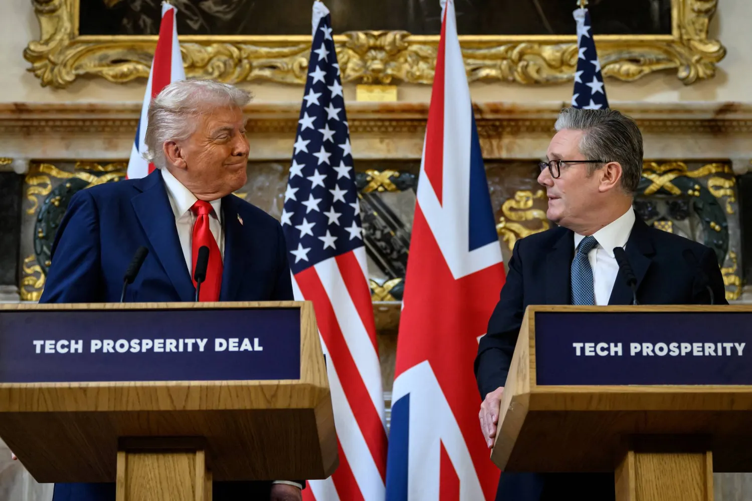 الرئيس الأميركي دونالد ترمب ورئيس الوزراء البريطاني كير ستارمر خلال مؤتمر صحافي بقصر تشيكرز في ختام زيارة الدولة التي قام بها ترمب لبريطانيا 18 سبتمبر 2025 (رويترز)