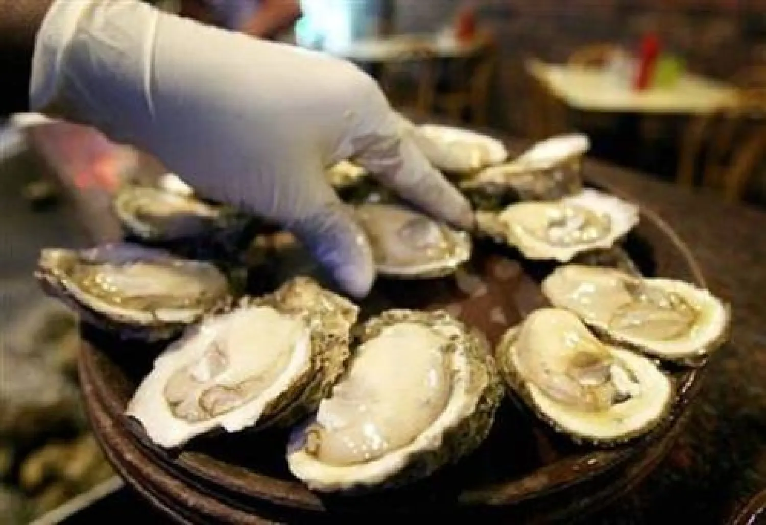 يعد المحار من الأطعمة الغنية بالحديد (رويترز)