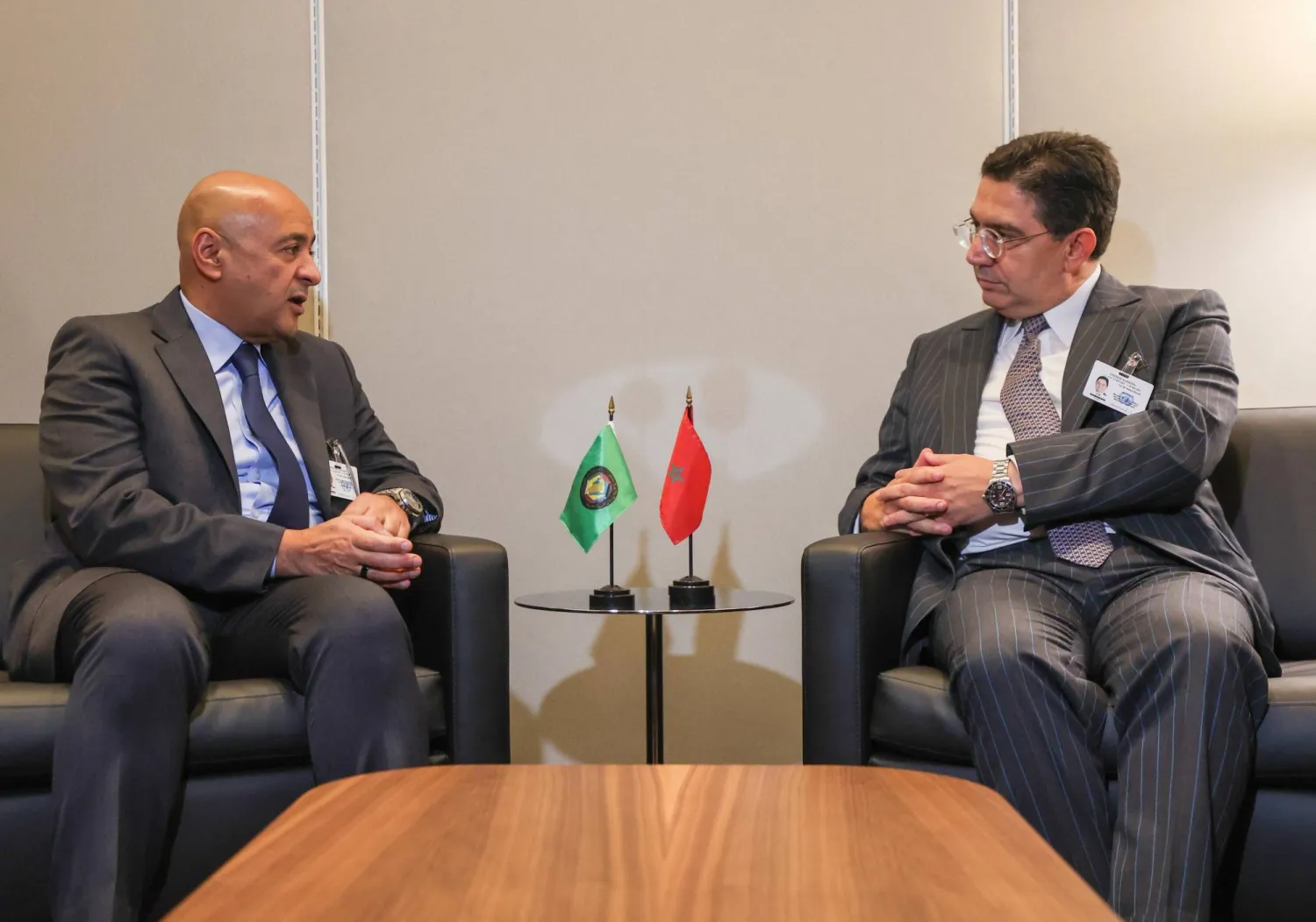 ناصر بوريطة وجاسم البديوي خلال لقائهما على هامش الجمعية العامة الأممية في نيويورك الخميس (مجلس التعاون) 