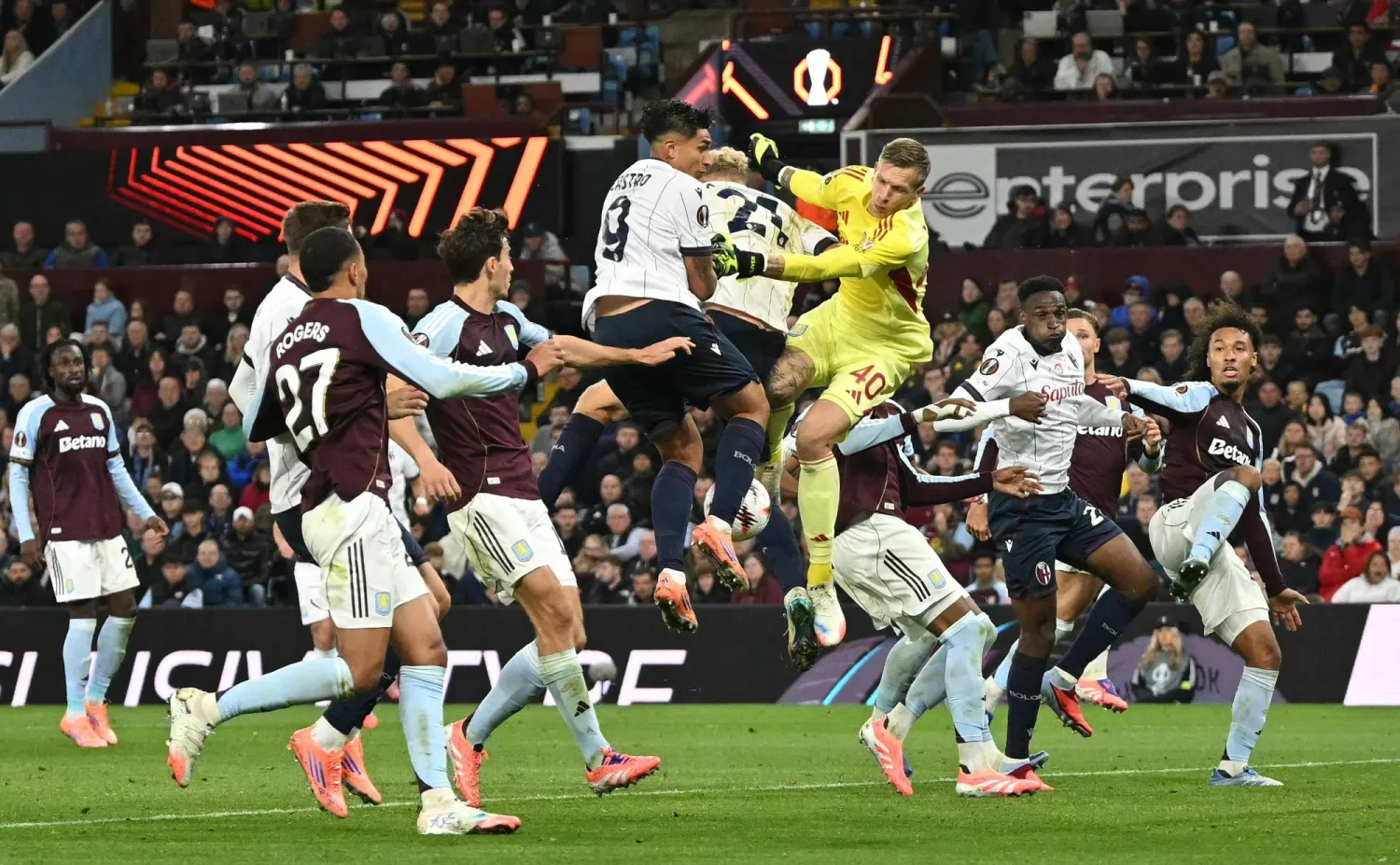 من مباراة أستون فيلا وبولونيا (أ.ف.ب)