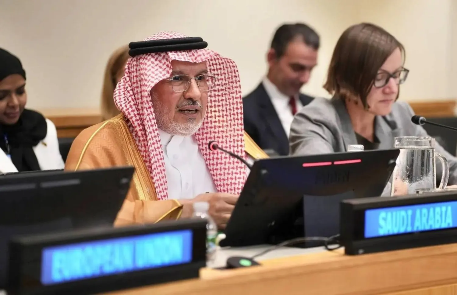 الدكتور عبد الله الربيعة يتحدث خلال جلسة رفيعة المستوى عن «الدبلوماسية الإنسانية» في نيويورك (واس)