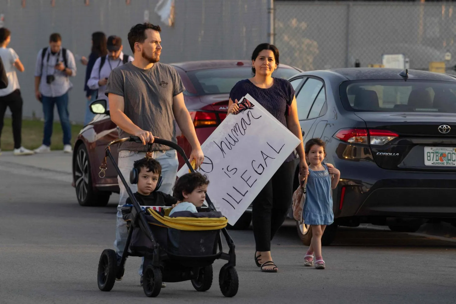 متظاهرون يصلون إلى موقع احتجاج أمام مركز معالجة طلبات الهجرة في برودفيو بولاية إلينوي الأميركية... 19 سبتمبر 2025 (أ.ف.ب)