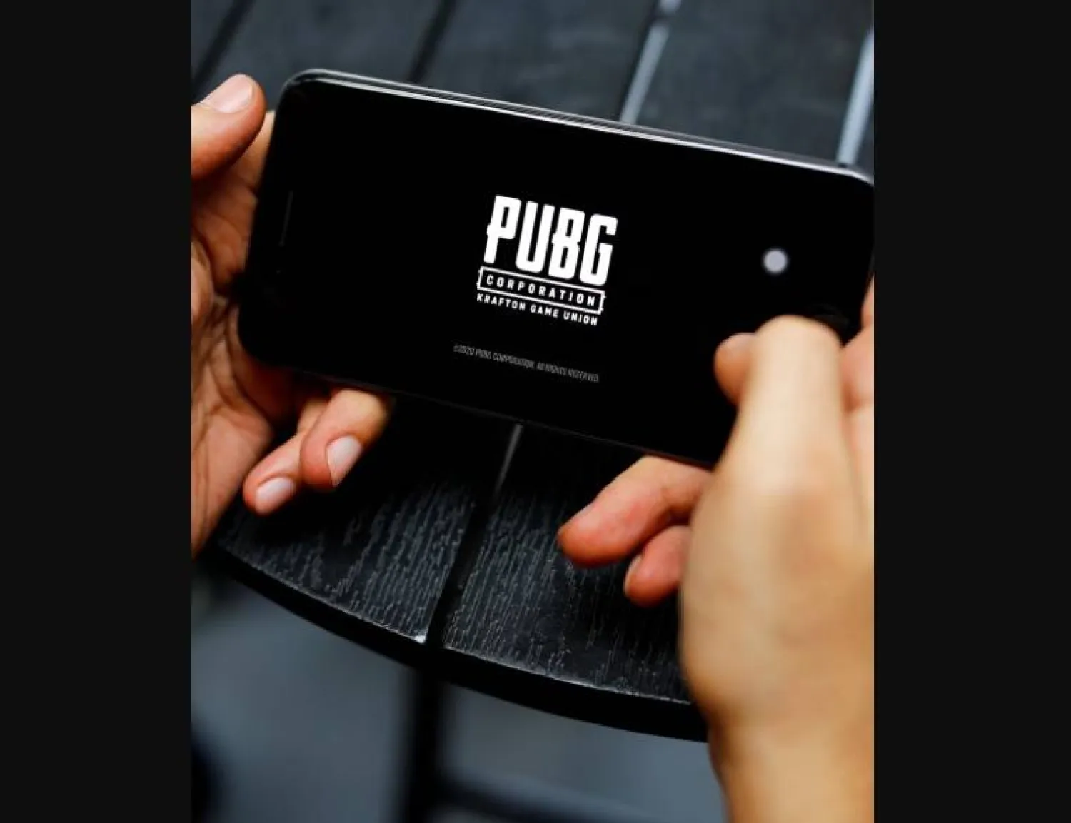 لعبة «ببجي - PUBG» تظهر على شاشة هاتف جوال (رويترز)