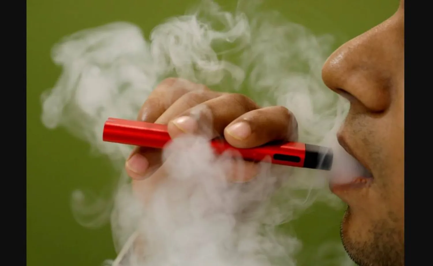 التدخين الإلكتروني قد يؤثر سلباً على اللثة (رويترز)