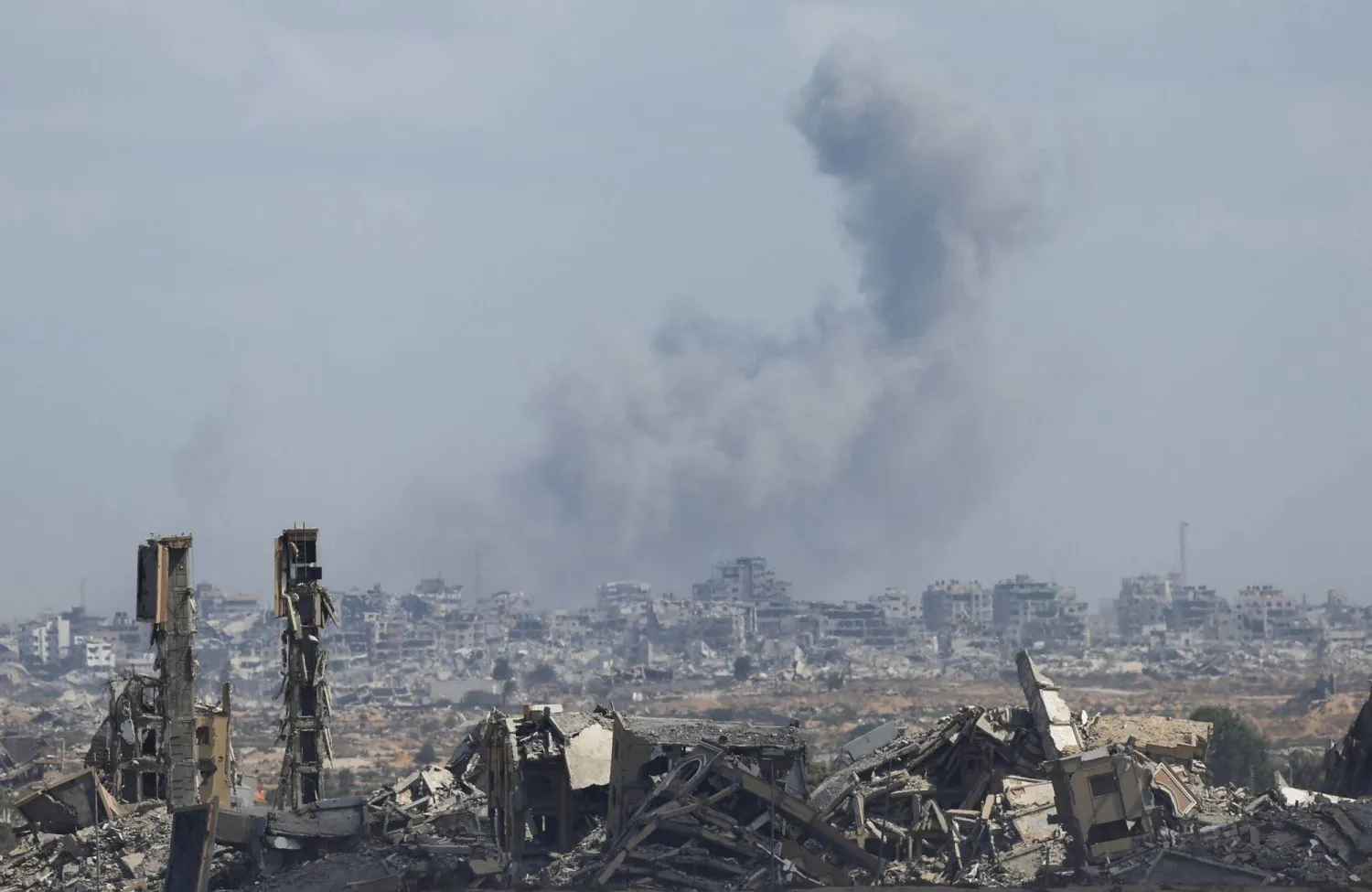 دخان يتصاعد بعد غارة إسرائيلية خلال عملية عسكرية كما رُصد من وسط قطاع غزة 25 سبتمبر 2025 (رويترز)