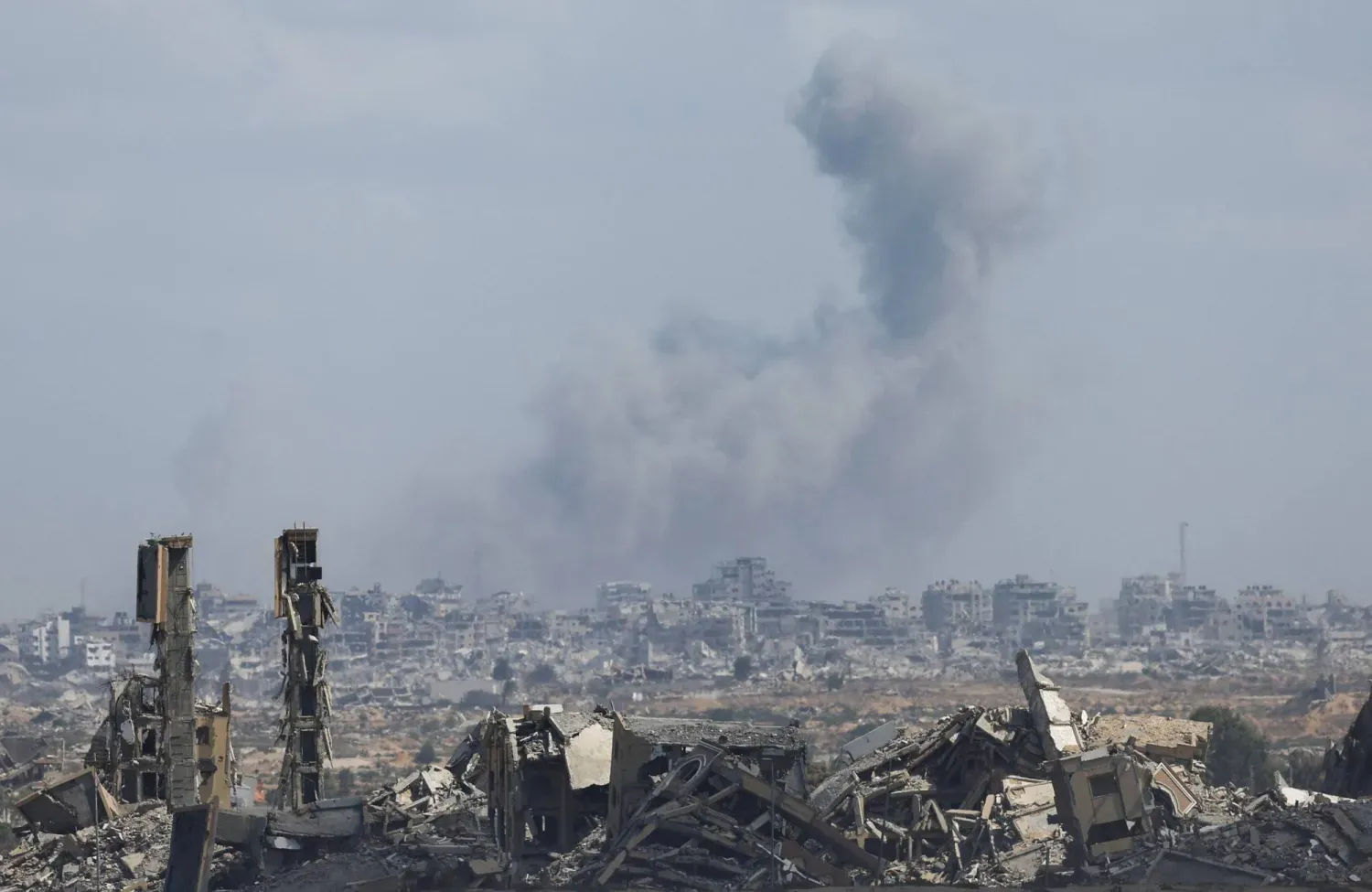 25 Eylül 2025'te Gazze Şeridi'nin merkezinden görülen, askeri bir operasyon sırasında İsrail hava saldırısının ardından yükselen dumanlar (Reuters)