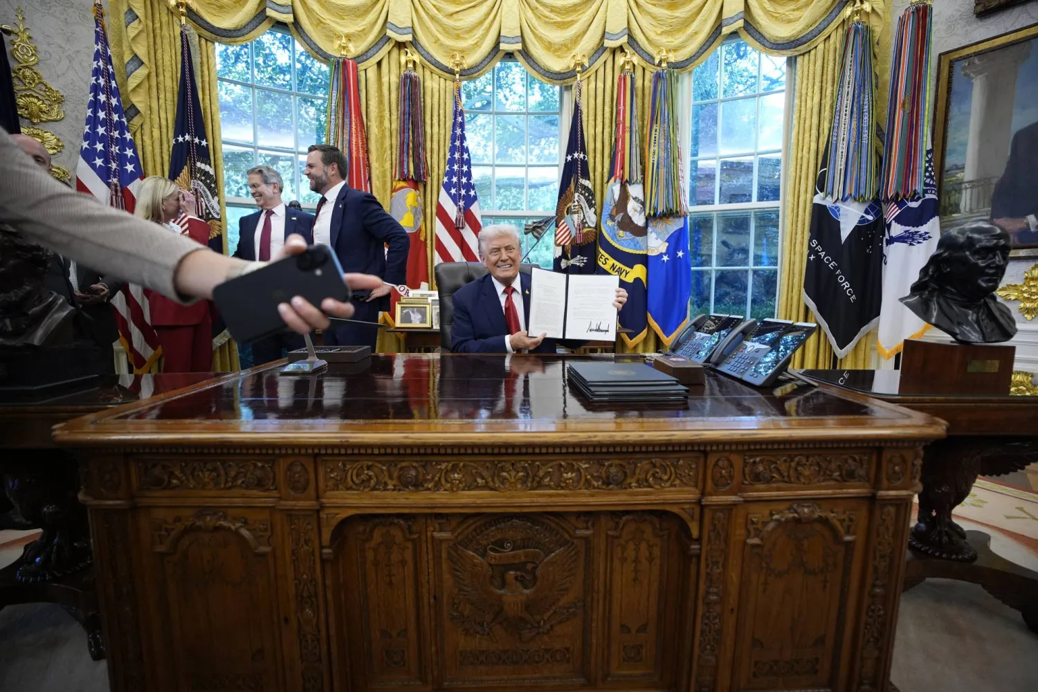 دونالد ترمب يوقع أوامر تنفيذية بحضور نائب الرئيس ووزير الخزانة والمدعي العام في المكتب البيضاوي بالبيت الأبيض (إ ب أ)