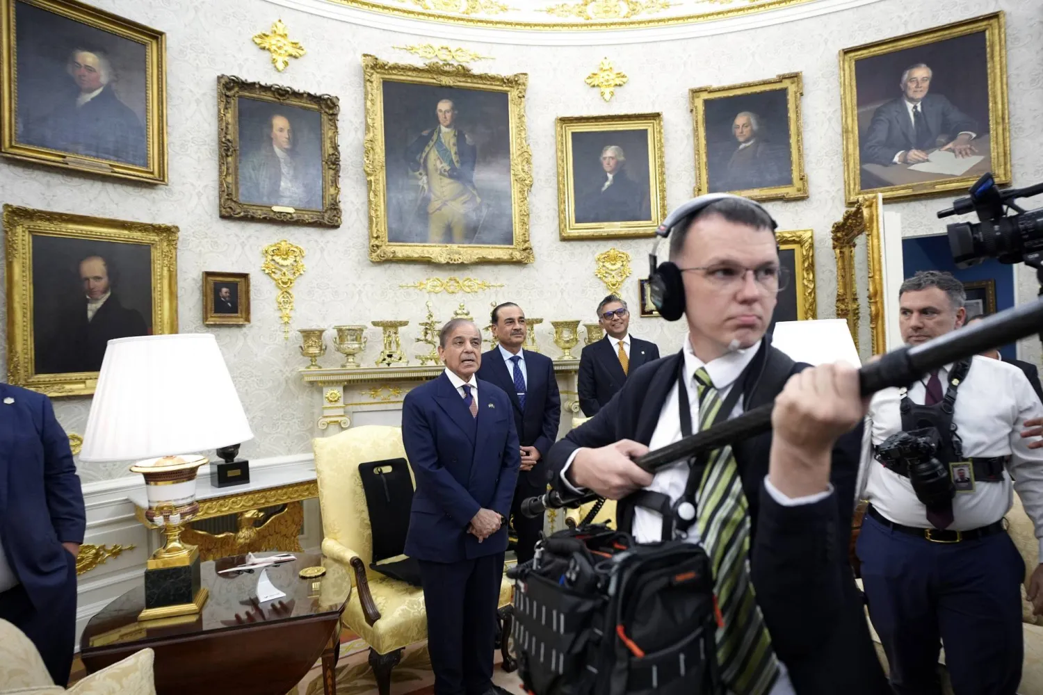 Pakistan's Prime Minister Shehbaz Sharif (L) stands behind media members as he waits to meet with US President Donald Trump (not pictured) in the Oval Office of the White House, in Washington, DC, USA, 25 September 2025.  EPA/YURI GRIPAS / POOL
