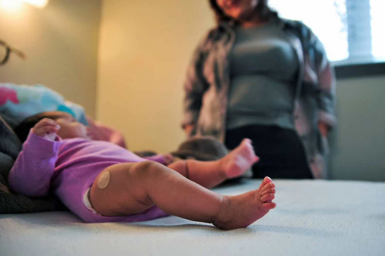 سيدة وطفلها في دار رعاية في كندا في ظل تفشٍّ لمرض الزُّهري (رويترز)