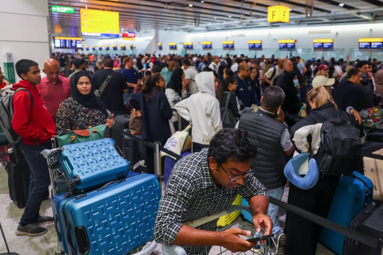 Londra Heathrow Havalimanı'ndaki yolcular... 20 Eylül 2025 (Reuters)