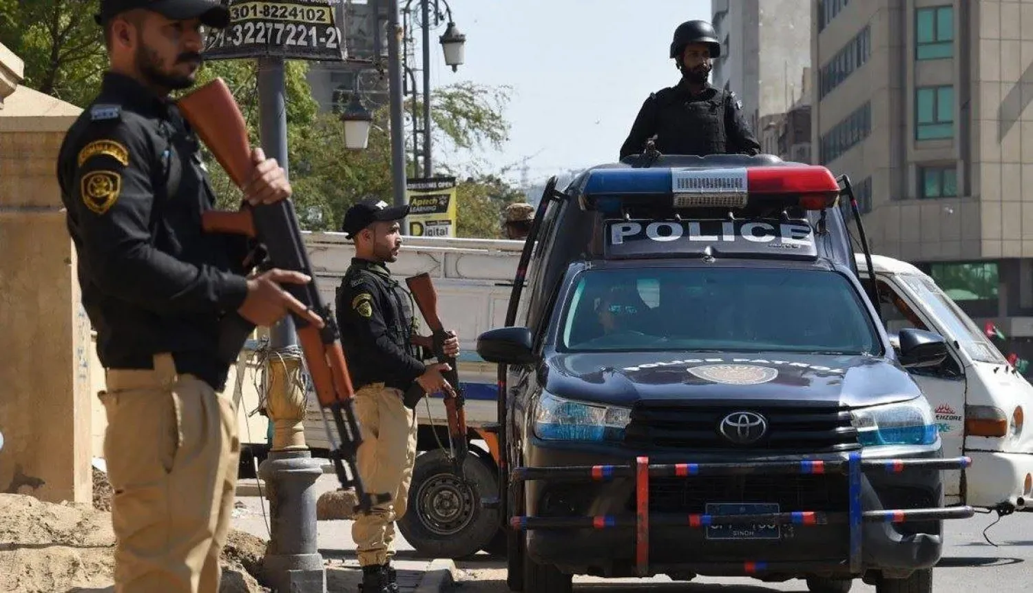 Pakistan'ın kuzeybatısında kimliği belirsiz iki silahlı saldırgan bir polisi öldürdü