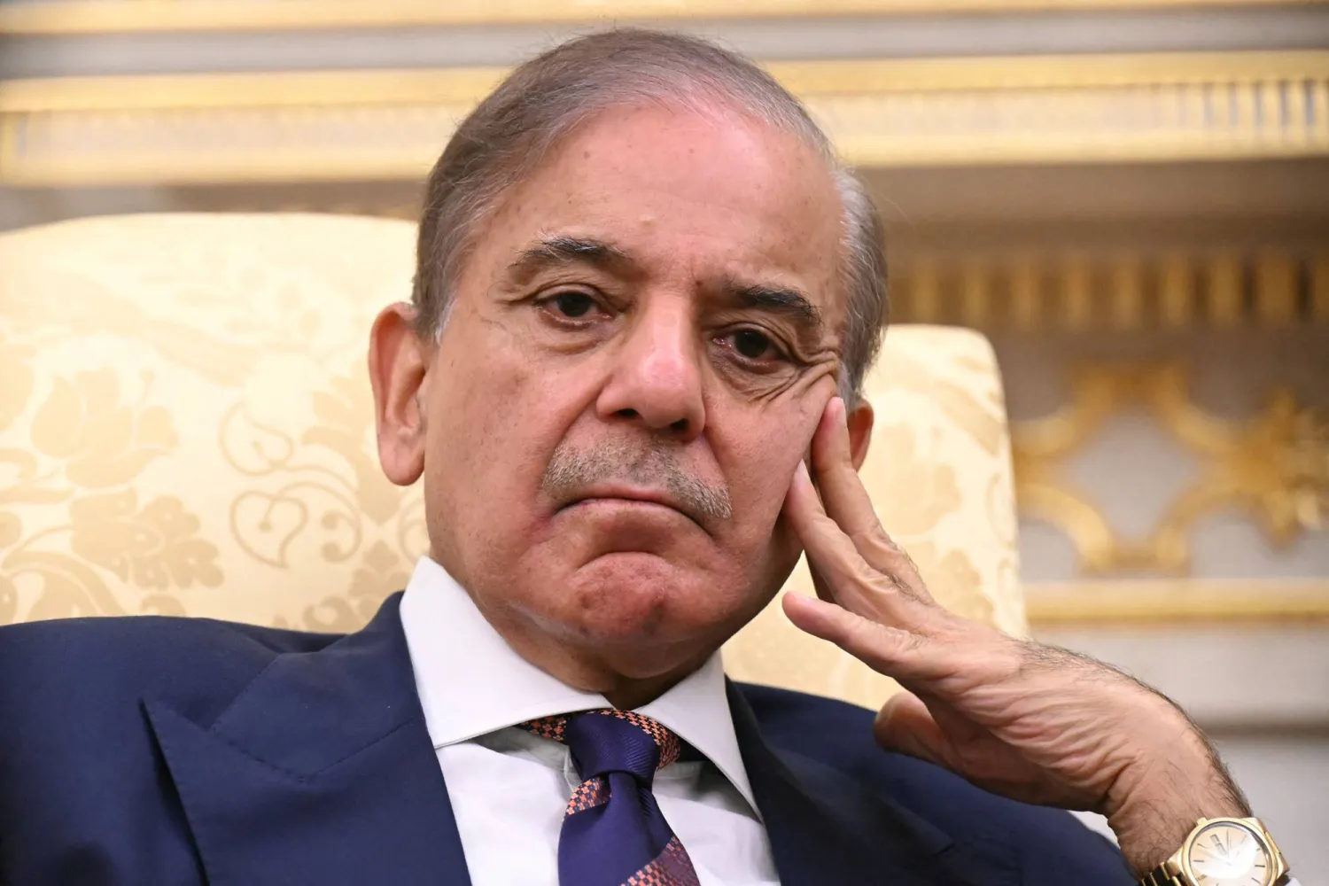 رئيس الوزراء الباكستاني شهباز شريف قبل لقائه الرئيس الأميركي دونالد ترمب في المكتب البيضاوي بالبيت الأبيض... 25 سبتمبر 2025 (أ.ف.ب)