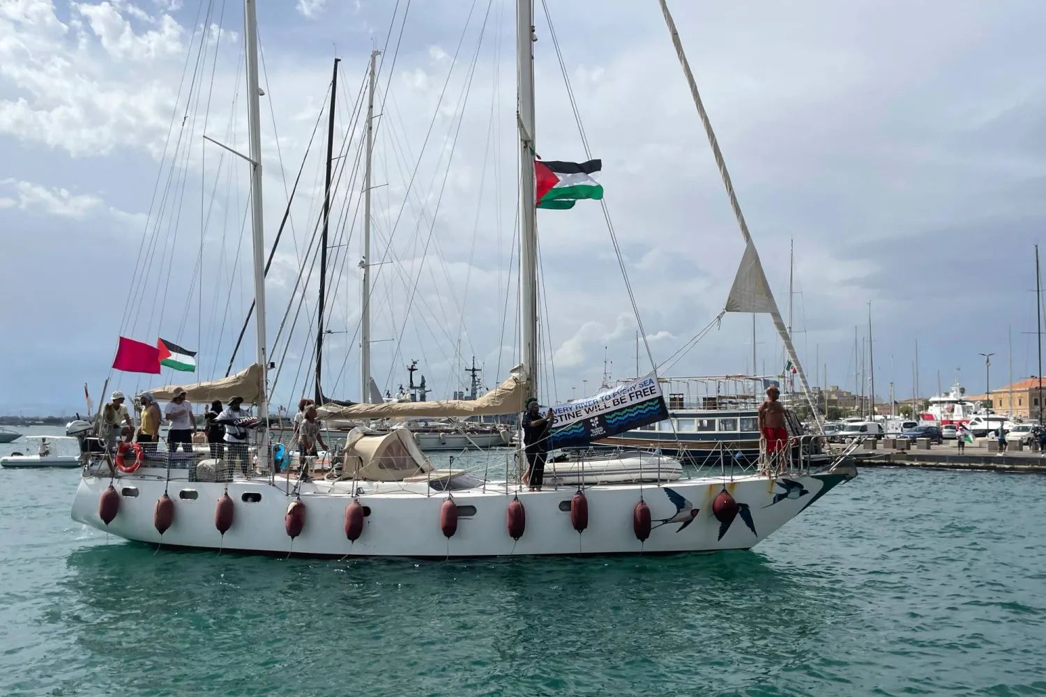 أسطول مساعدات غزة يتجه شرقاً من اليونان رغم التحذيرات الإسرائيلية