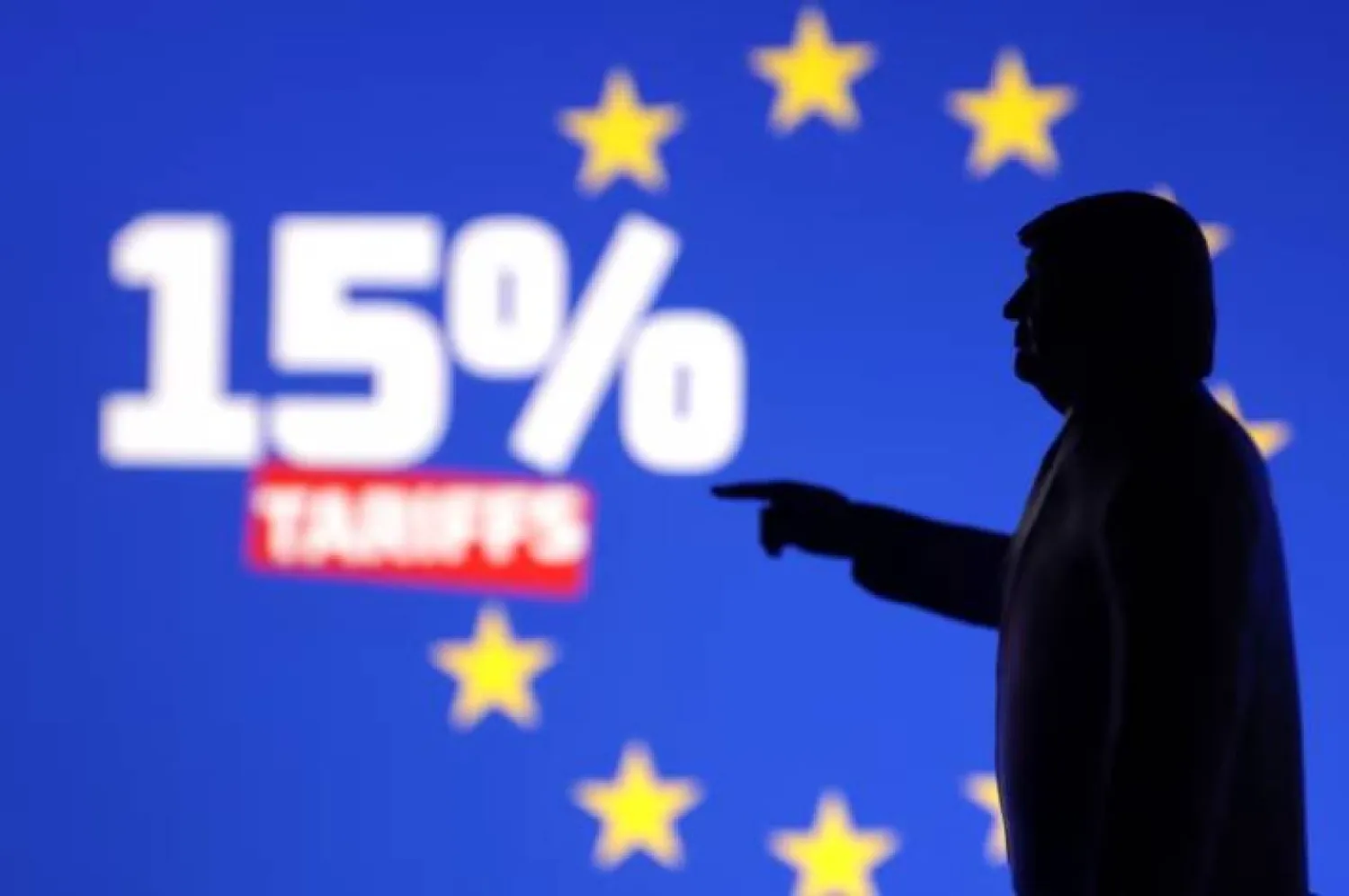 صورة ثلاثية الأبعاد لدونالد ترمب وعلم الاتحاد الأوروبي مع عبارة «15 % رسوم جمركية» (رويترز)