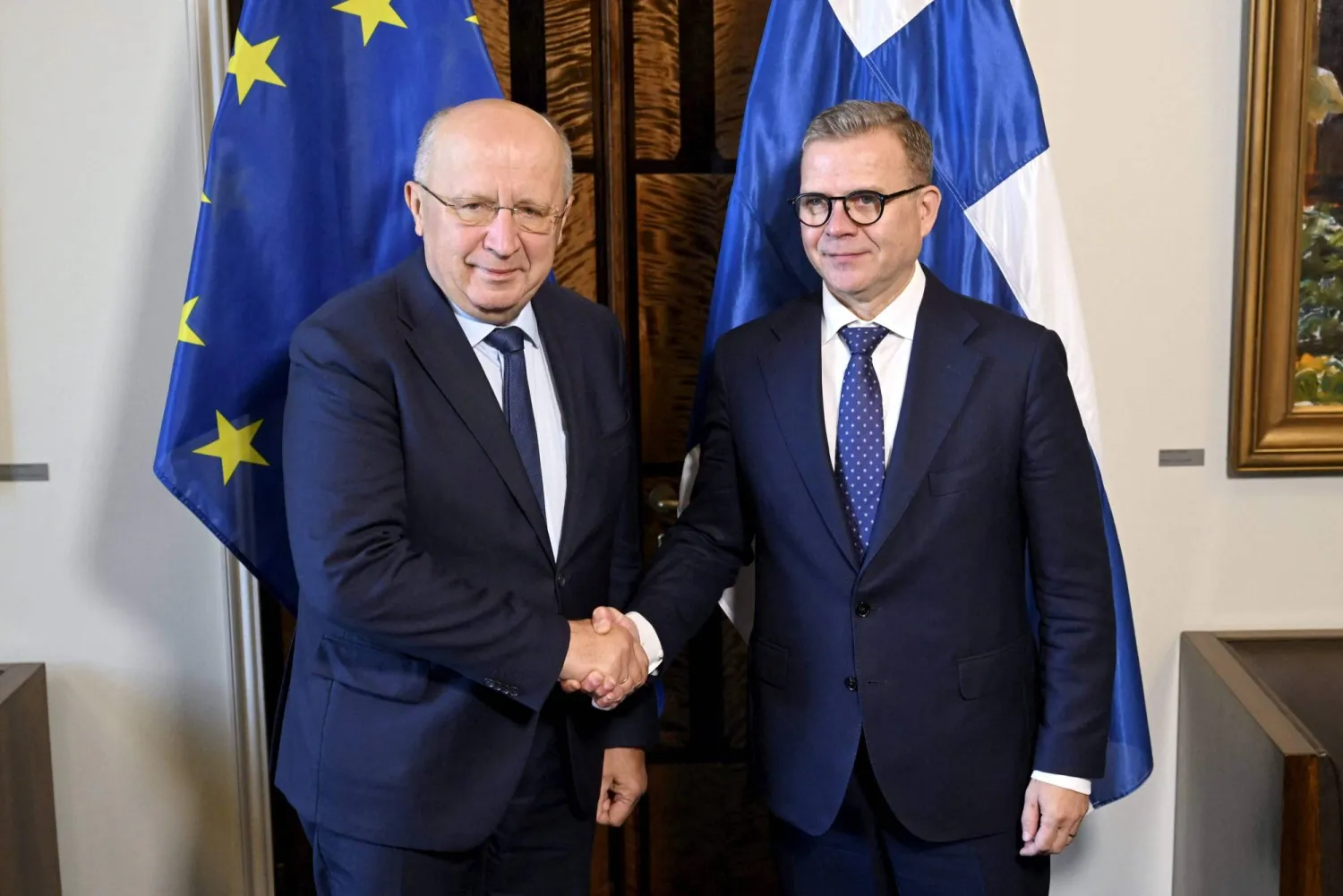المفوض الأوروبي للشؤون الدفاعية والفضاء أندريوس كوبيليوس (يسار) ورئيس الوزراء الفنلندي بيتري أوربو قبل اجتماعهما بالبرلمان الفنلندي في 26 سبتمبر 2025... من الموضوعات الرئيسية التي يتناولها الاجتماع مشروع «سياج الطائرات المسيّرة» المقترح لحماية حدود الاتحاد الأوروبي مع روسيا (أ.ف.ب)