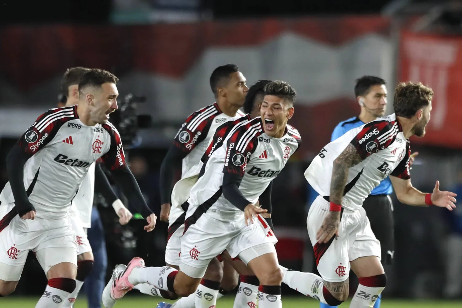 فرحة لاعبي فلامنغو البرازيلي بالتأهل لنصف نهائي ليبرتادوريس (إ.ب.أ)