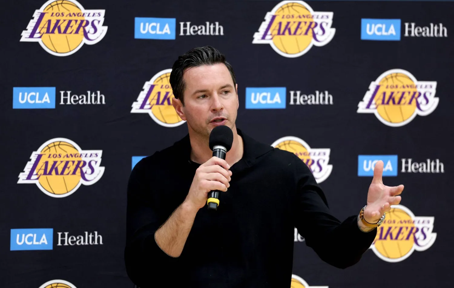 جيه جيه ريديك باقٍ في تدريب ليكرز (أ.ف.ب)