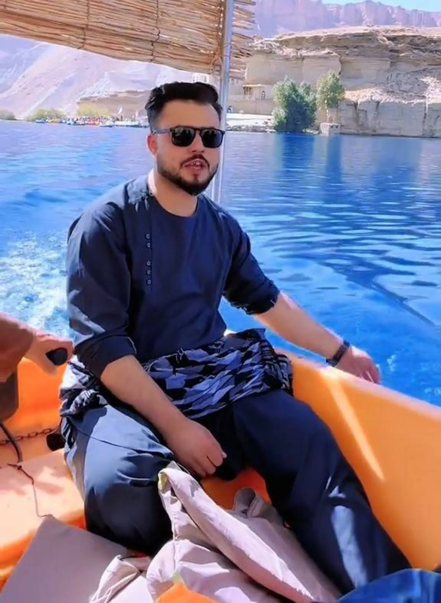 المهاجر الأفغاني أسامة بقاربه في صيف 2024 (مواقع التواصل الاجتماعي)