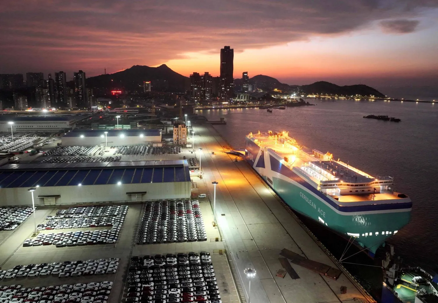 آلاف السيارات المعدة للتصدير مصطفة في ميناء ليانينغانغ شرق الصين (أ.ف.ب)